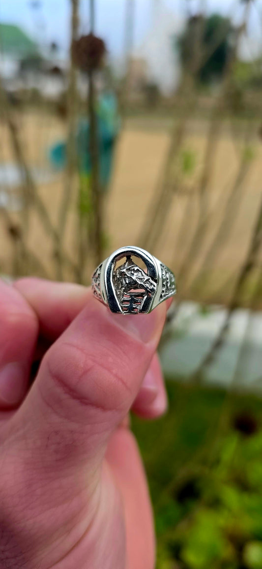 Chunky vintage unisex signet-style sterling silver equestrian ring featuring a beautifully sculpted horse’s head framed inside a lucky horseshoe.