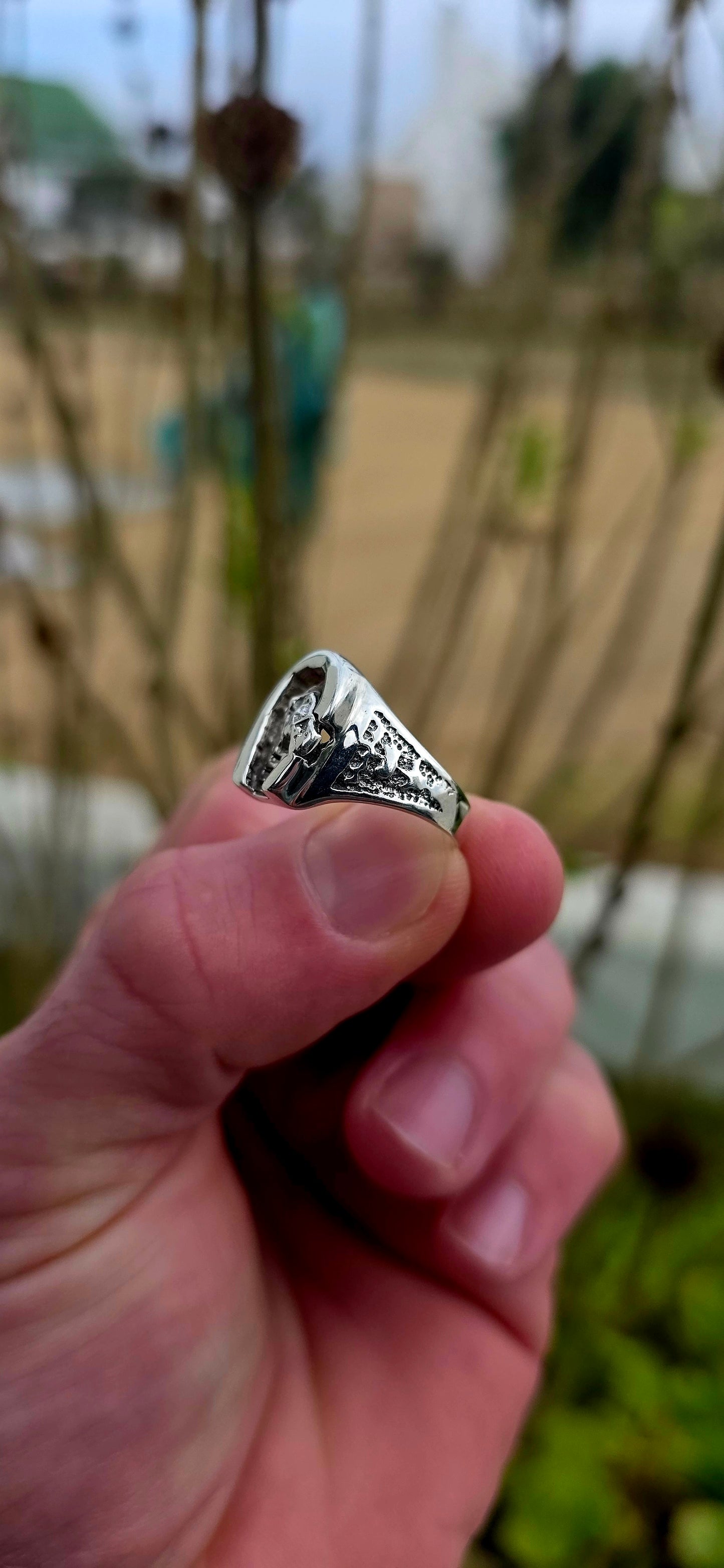 Chunky vintage unisex signet-style sterling silver equestrian ring featuring a beautifully sculpted horse’s head framed inside a lucky horseshoe.