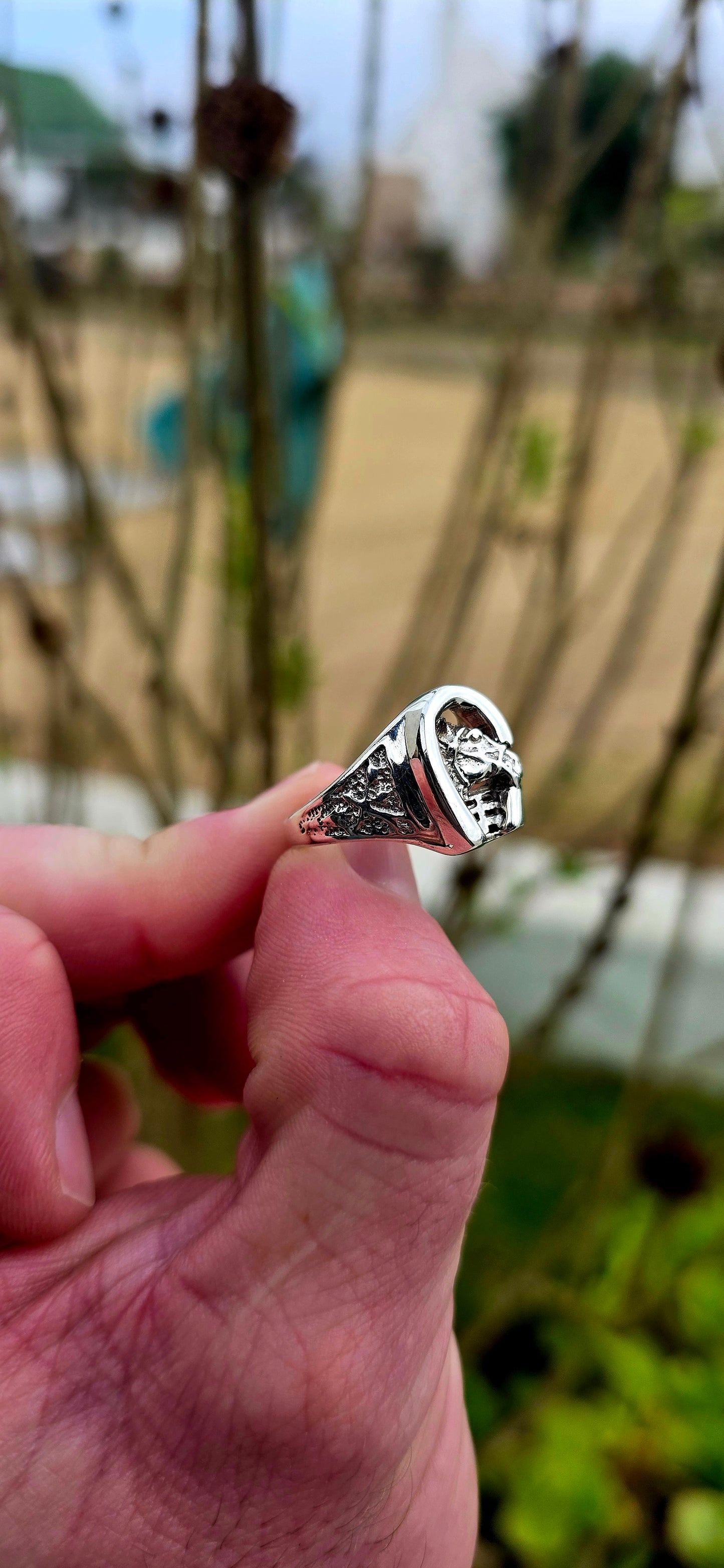 Chunky vintage unisex signet-style sterling silver equestrian ring featuring a beautifully sculpted horse’s head framed inside a lucky horseshoe.