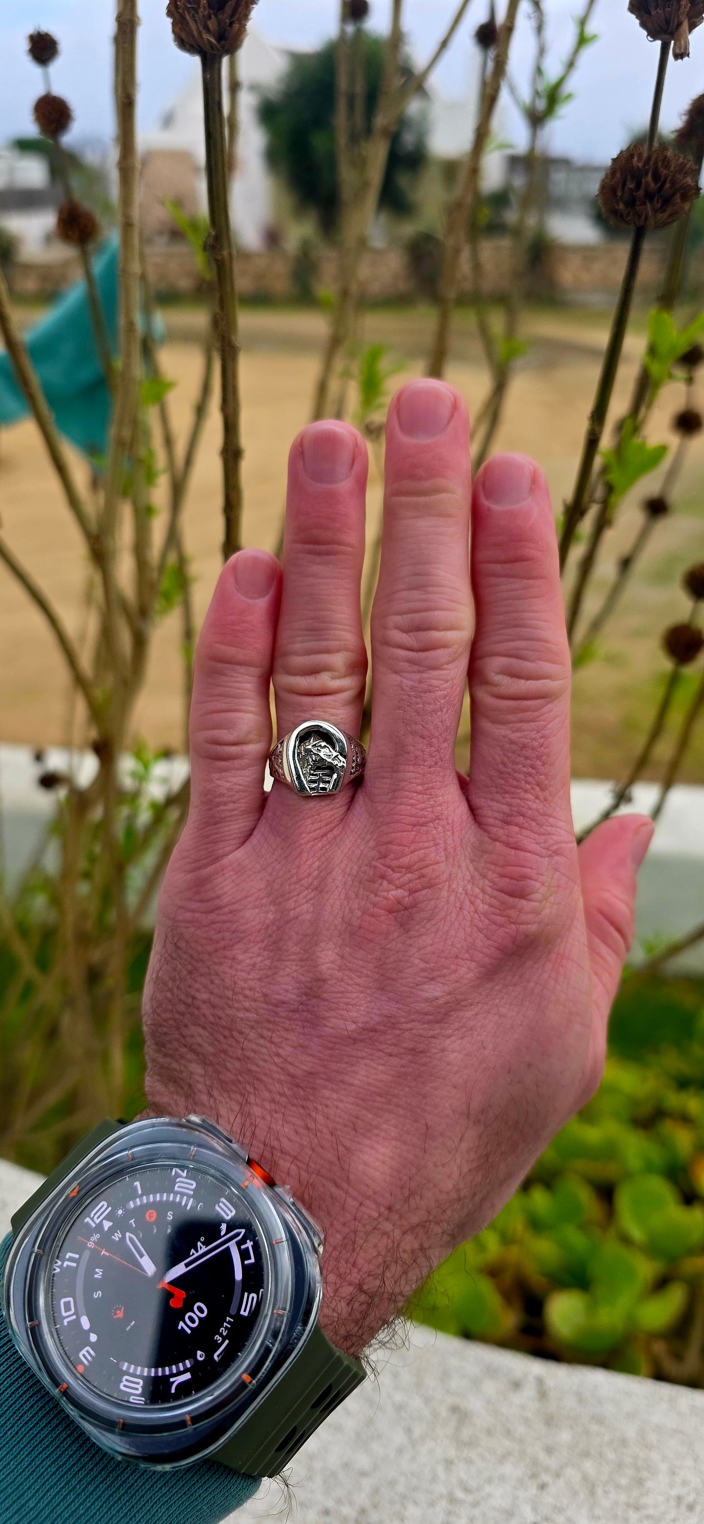 Chunky vintage unisex signet-style sterling silver equestrian ring featuring a beautifully sculpted horse’s head framed inside a lucky horseshoe.