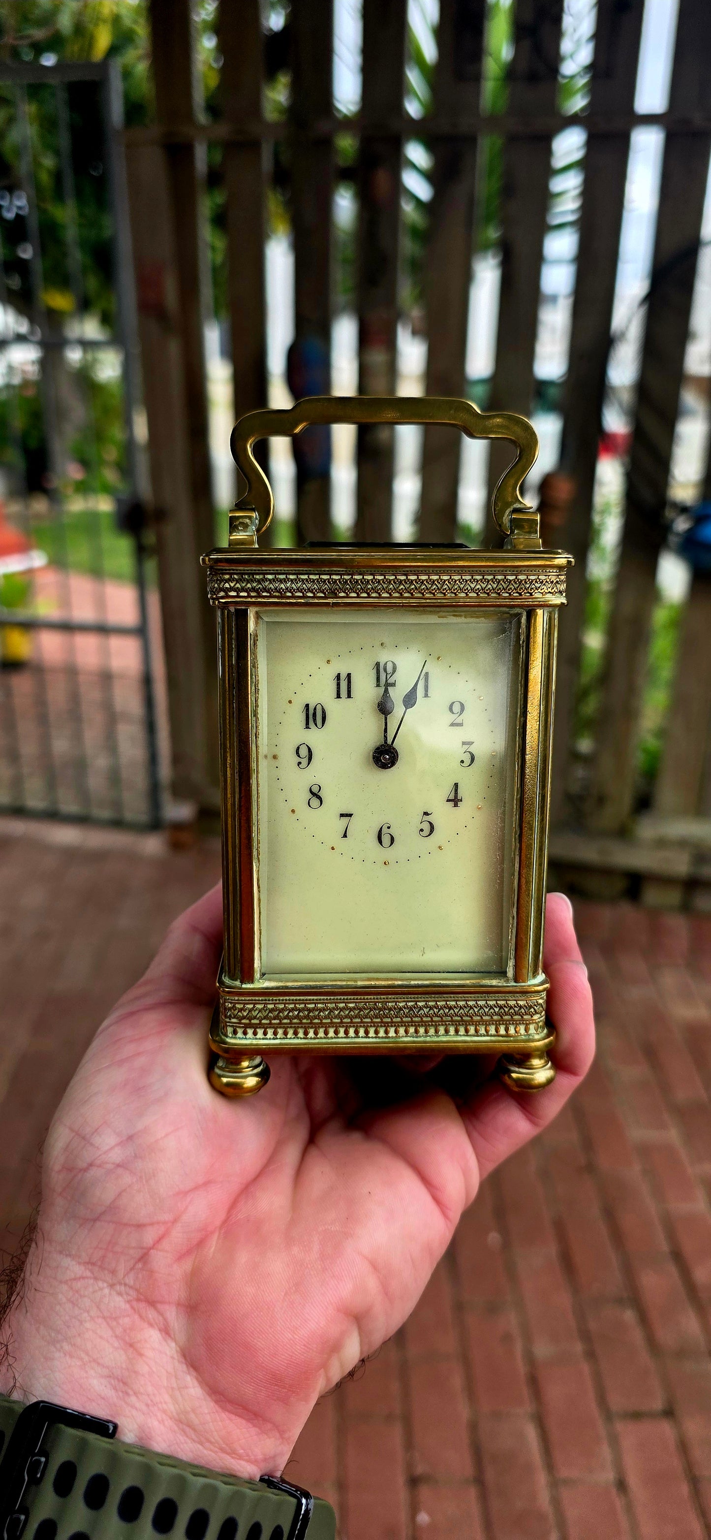 A truly elegant survivor from the golden age of travel, this beautiful antique French carriage clock captures all the refinement and sophistication that made these timepieces so highly sought after during the Victorian era.