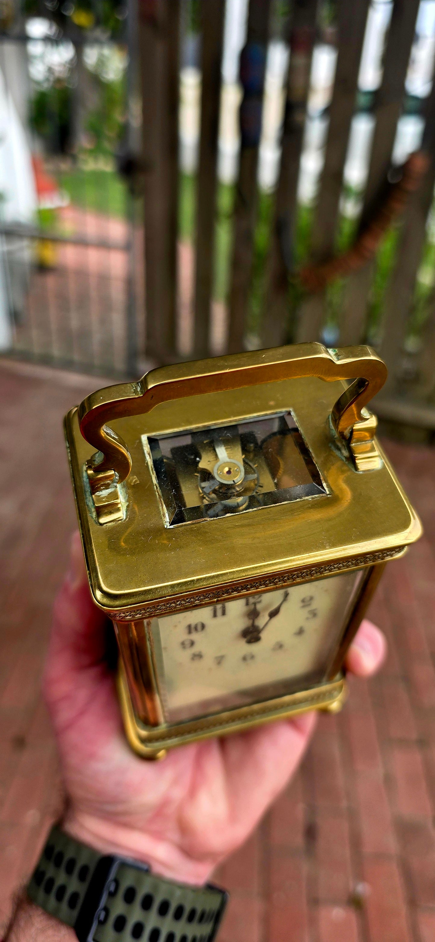 A truly elegant survivor from the golden age of travel, this beautiful antique French carriage clock captures all the refinement and sophistication that made these timepieces so highly sought after during the Victorian era.