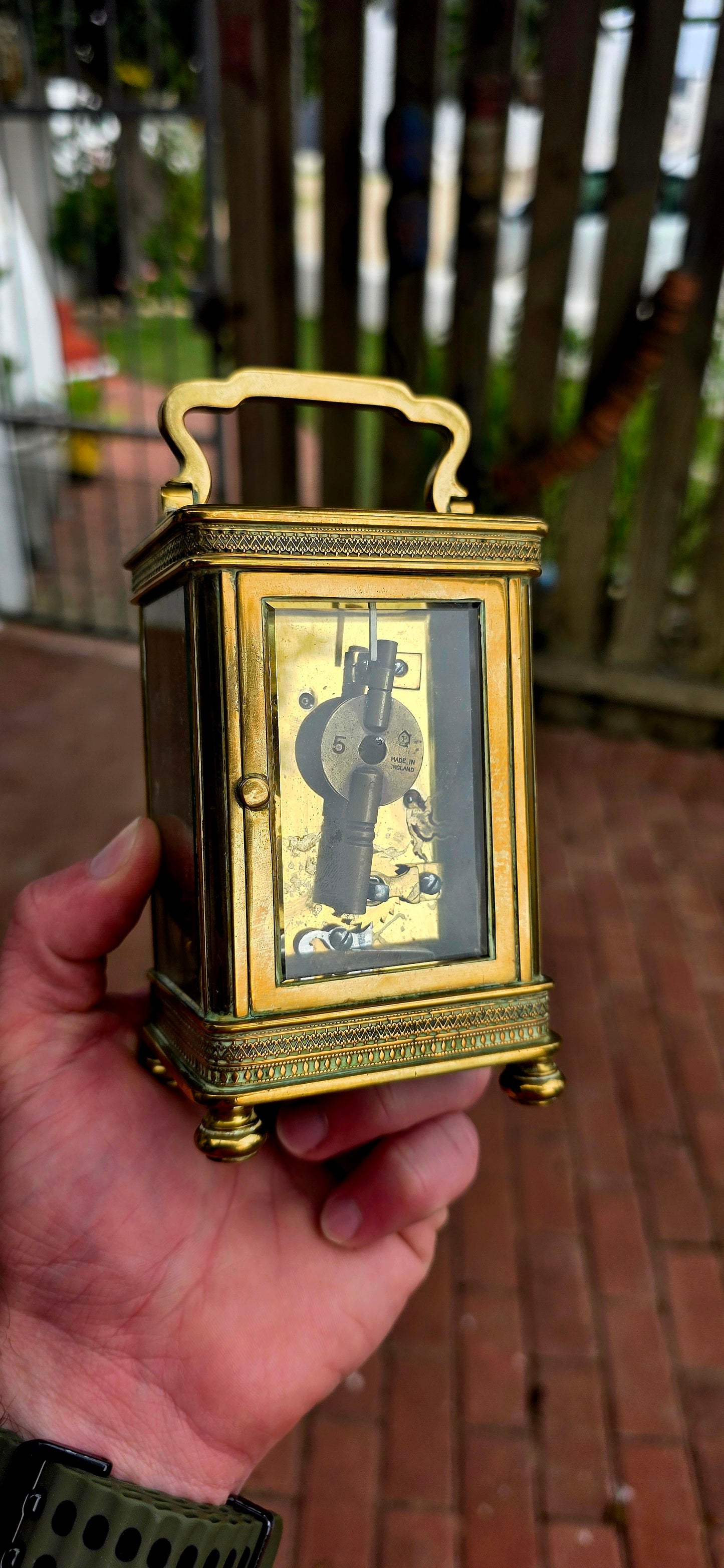 A truly elegant survivor from the golden age of travel, this beautiful antique French carriage clock captures all the refinement and sophistication that made these timepieces so highly sought after during the Victorian era.