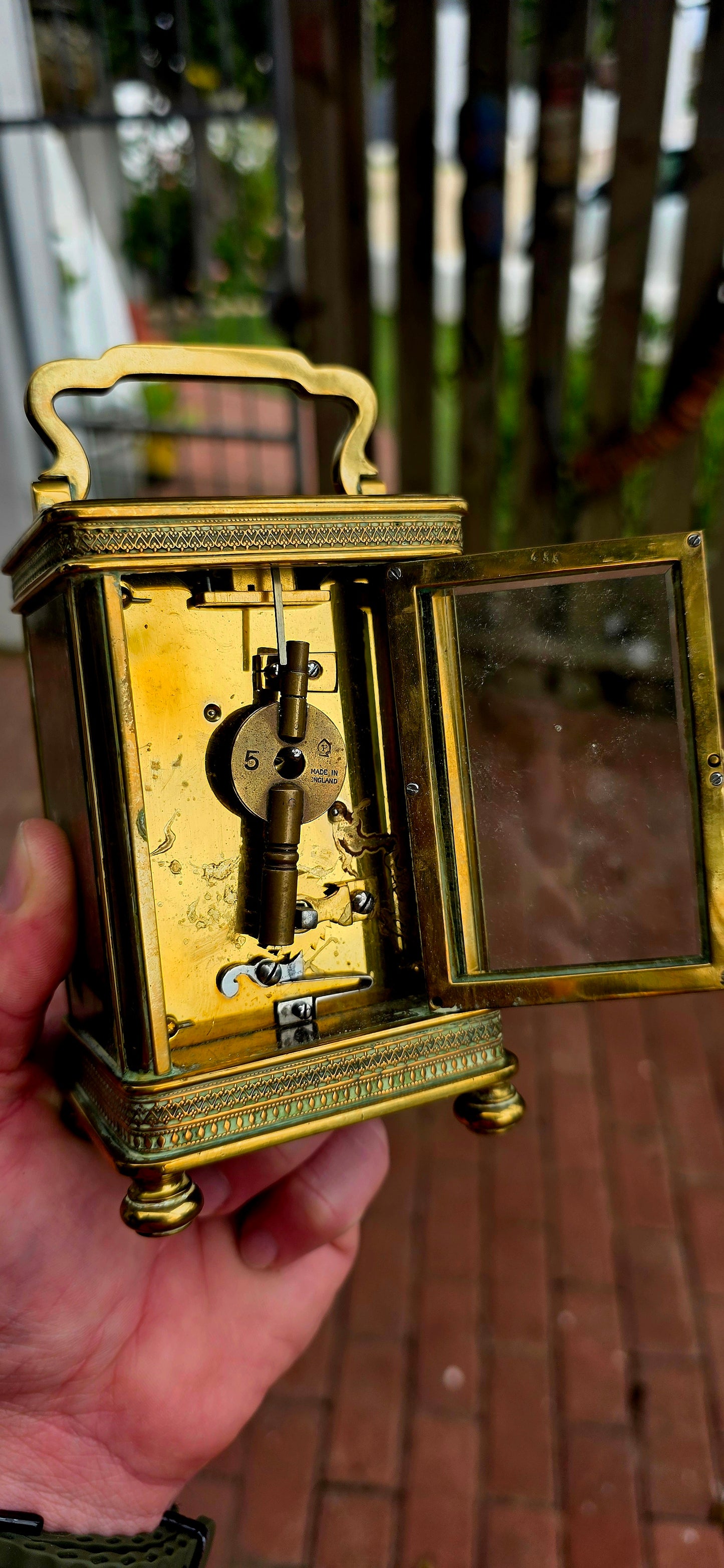A truly elegant survivor from the golden age of travel, this beautiful antique French carriage clock captures all the refinement and sophistication that made these timepieces so highly sought after during the Victorian era.