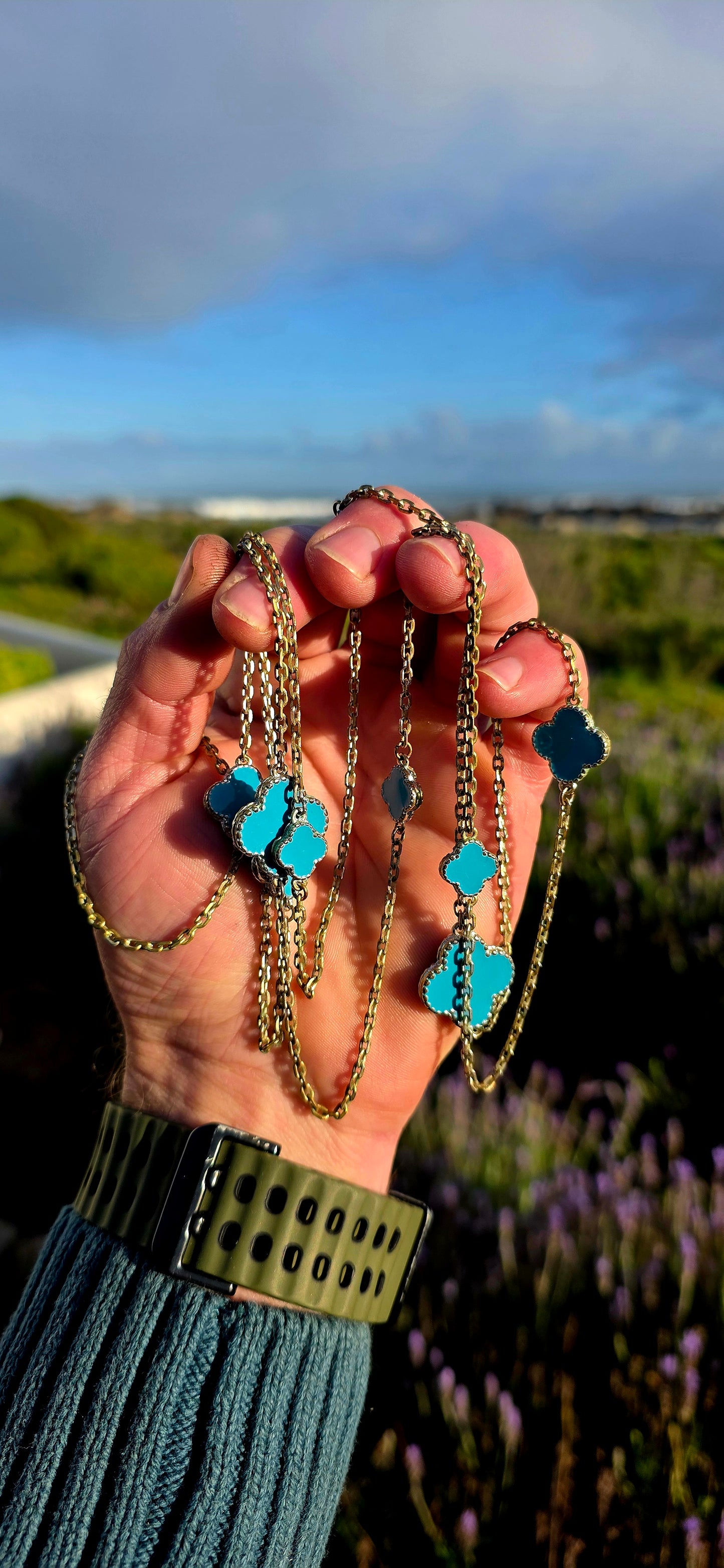 Modern costume jewellery at its absolute best! This fabulous extra-long station necklace proves that you don't need precious metals to make a statement.