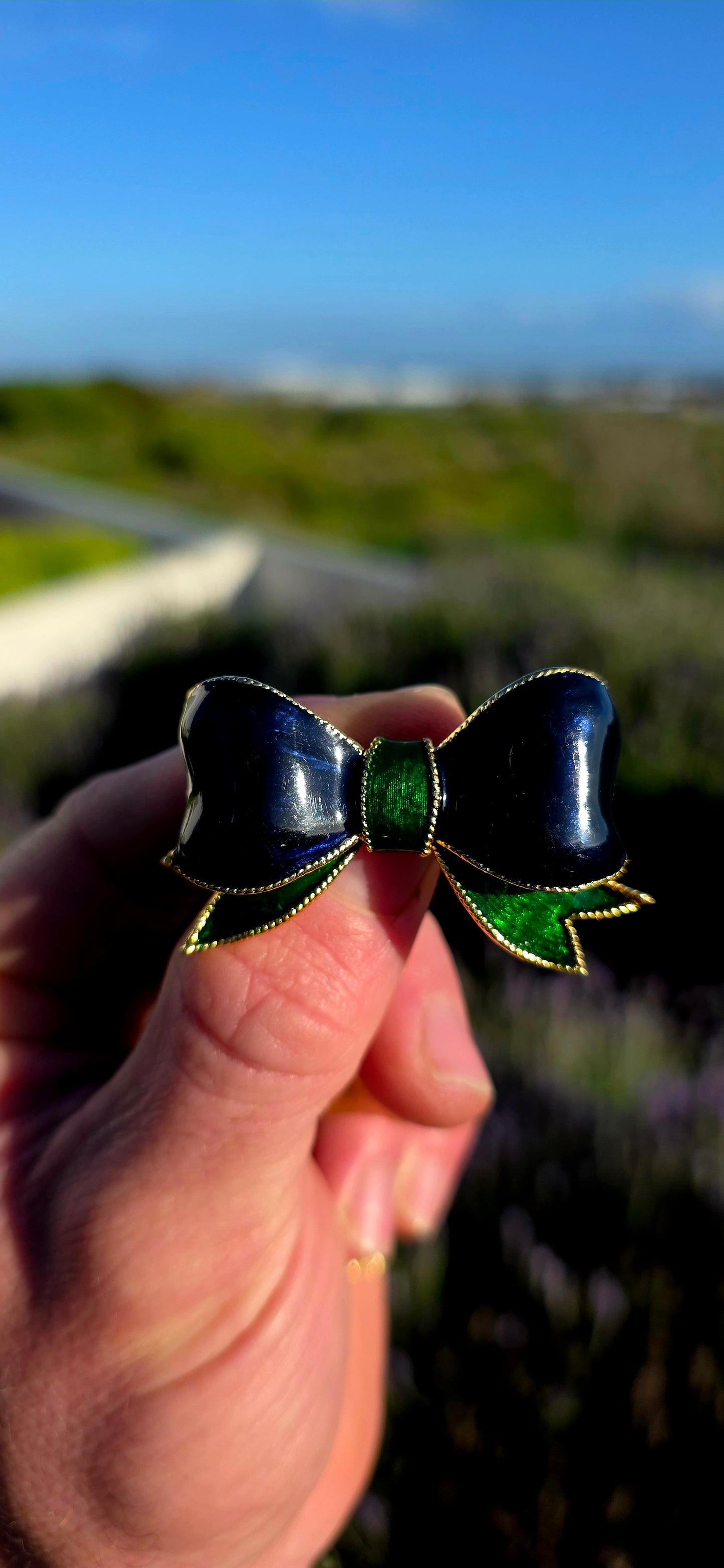 This delightful matching collection of vintage 1980s designer costume ribbon brooches by Sphinx is the perfect blend of elegance and playful sophistication.