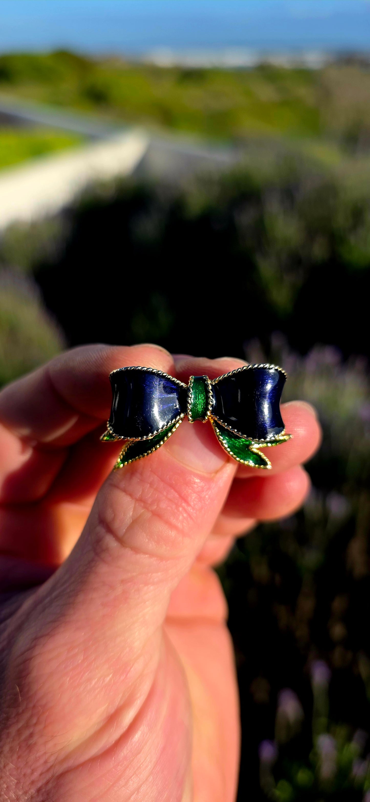 This delightful matching collection of vintage 1980s designer costume ribbon brooches by Sphinx is the perfect blend of elegance and playful sophistication.