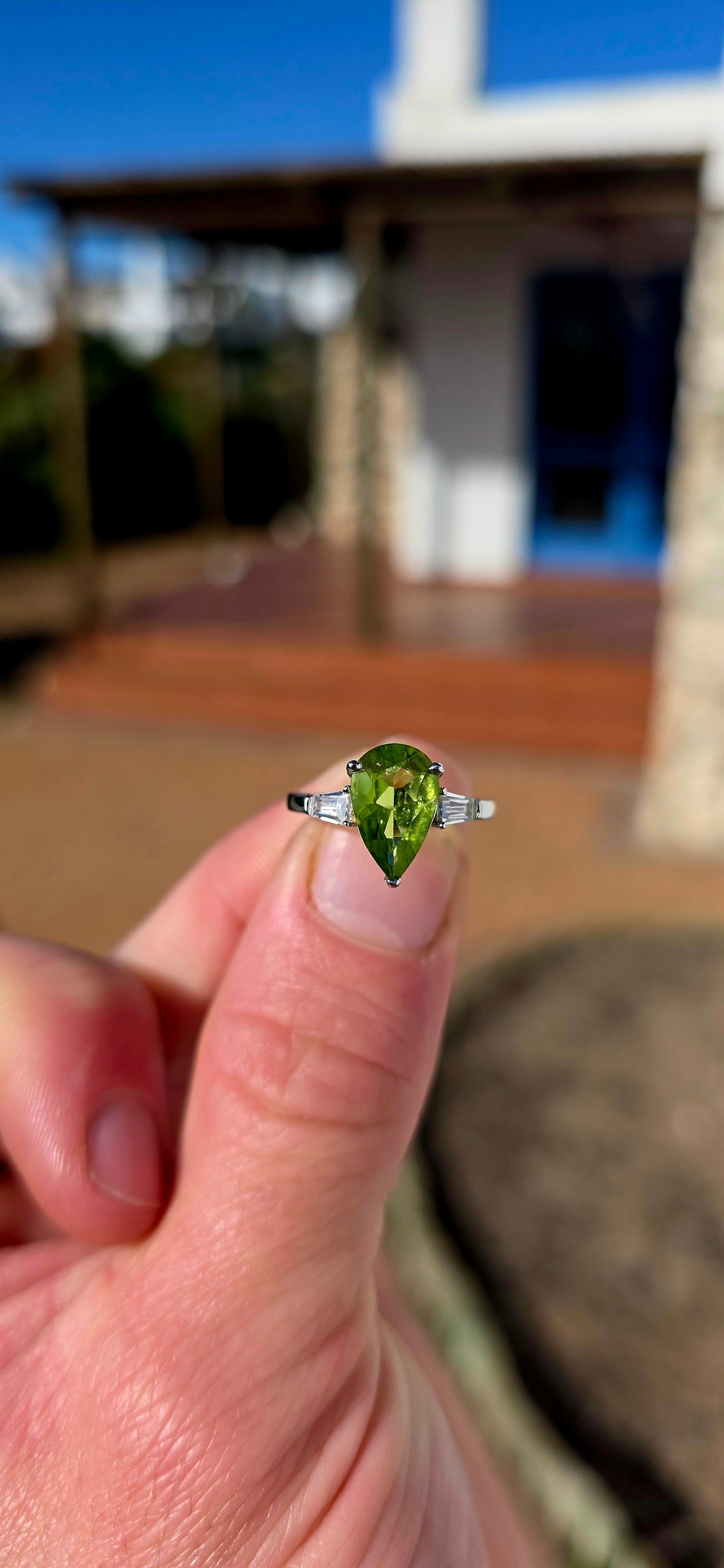 Fresh, vibrant and elegant… this is the kind of ring that instantly catches the eye with its luminous green sparkle.