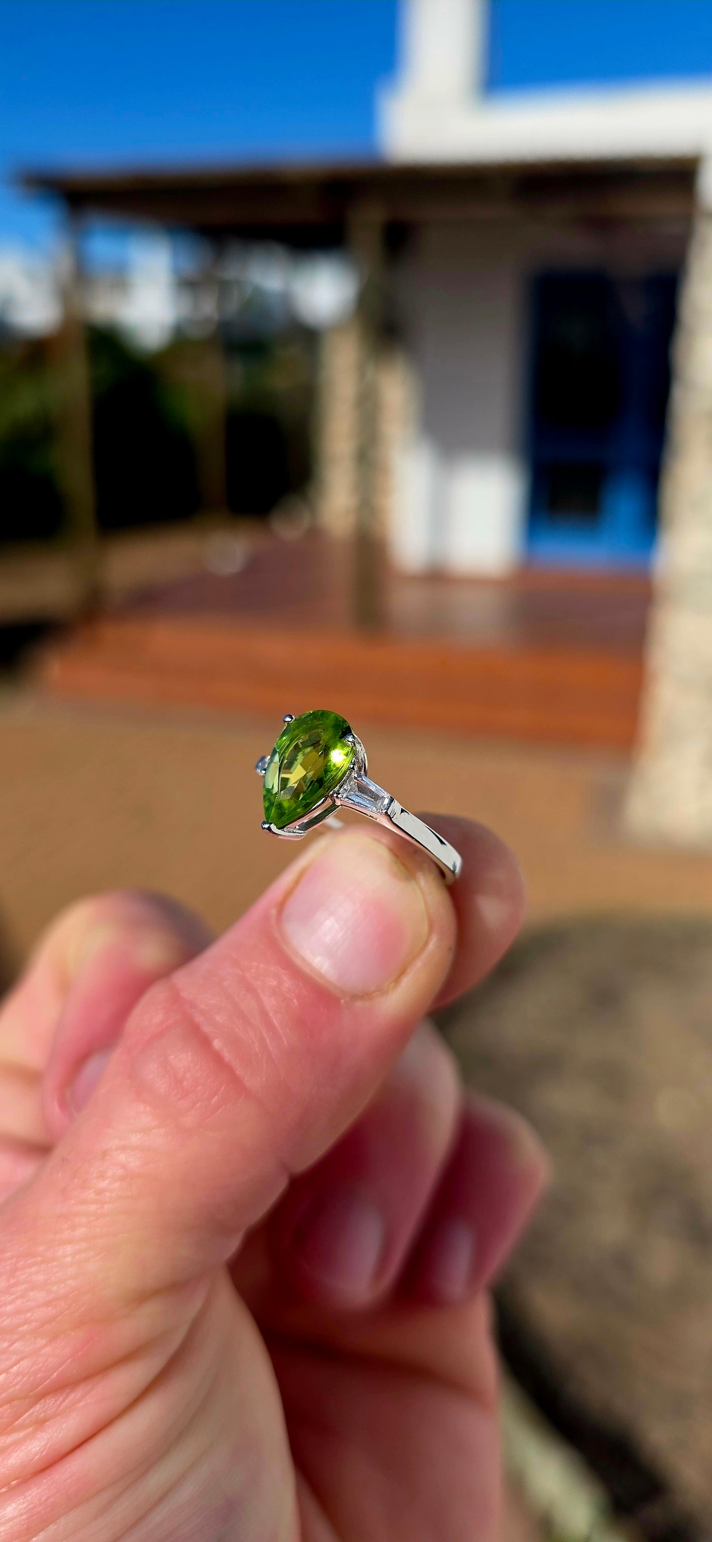 Fresh, vibrant and elegant… this is the kind of ring that instantly catches the eye with its luminous green sparkle.