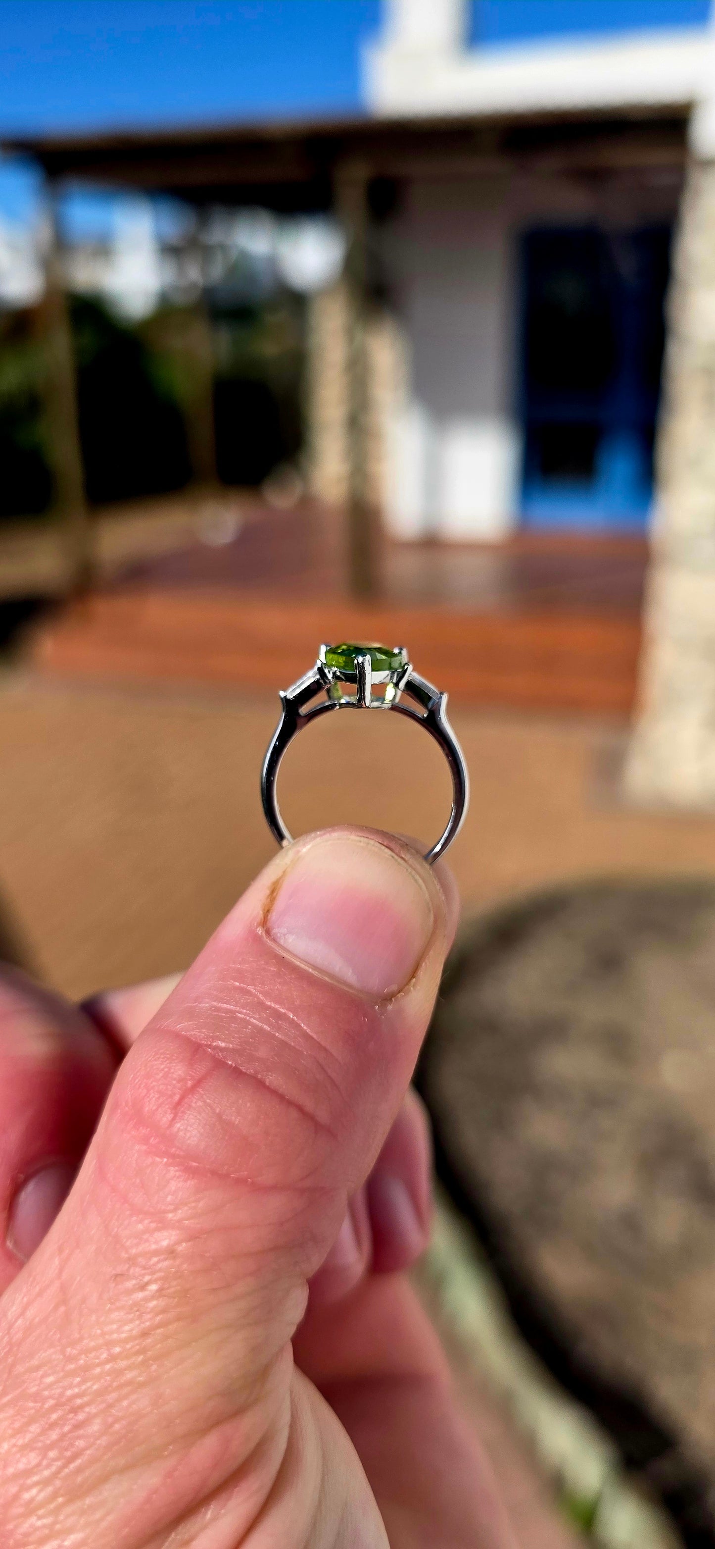 Fresh, vibrant and elegant… this is the kind of ring that instantly catches the eye with its luminous green sparkle.