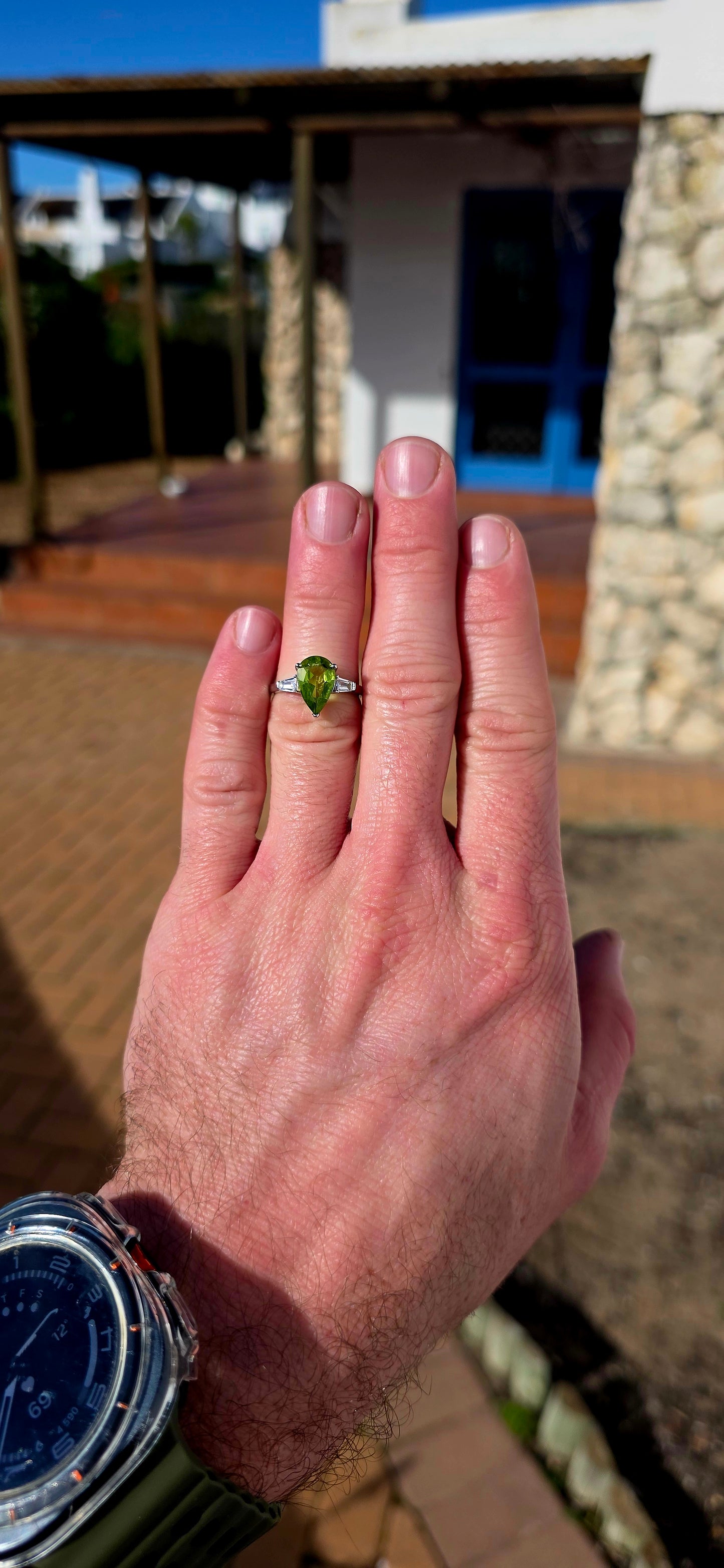 Fresh, vibrant and elegant… this is the kind of ring that instantly catches the eye with its luminous green sparkle.