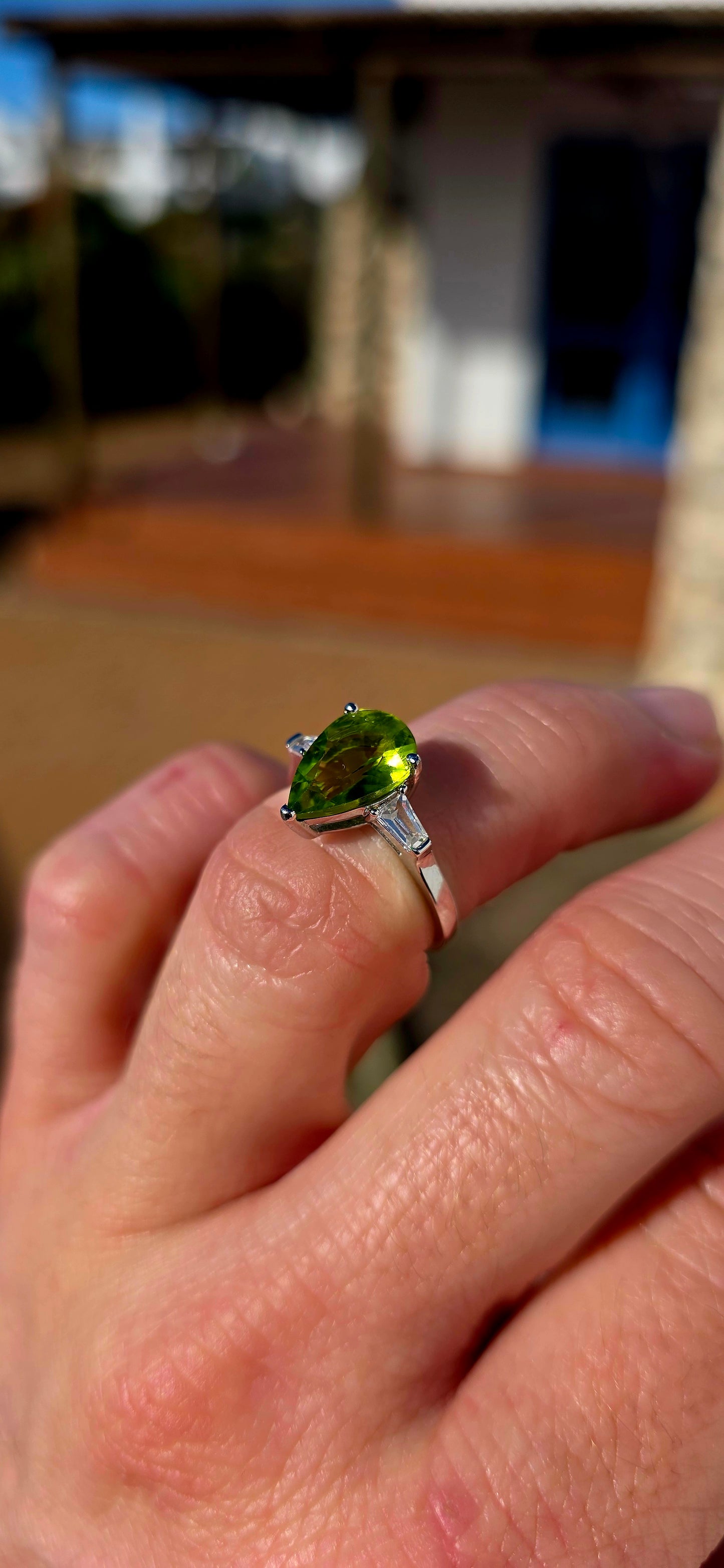 Fresh, vibrant and elegant… this is the kind of ring that instantly catches the eye with its luminous green sparkle.