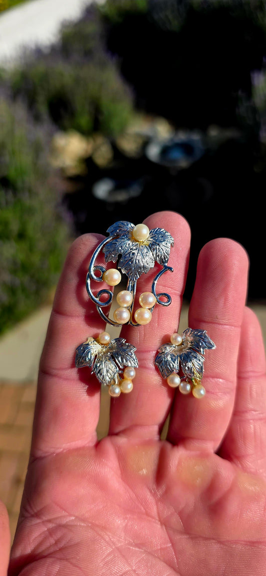 A beautiful celebration of South African jewellery design... this exquisite vintage demi-parure by Zeeta perfectly captures the elegant, nature-inspired styling that made the brand so beloved during the mid-20th century.