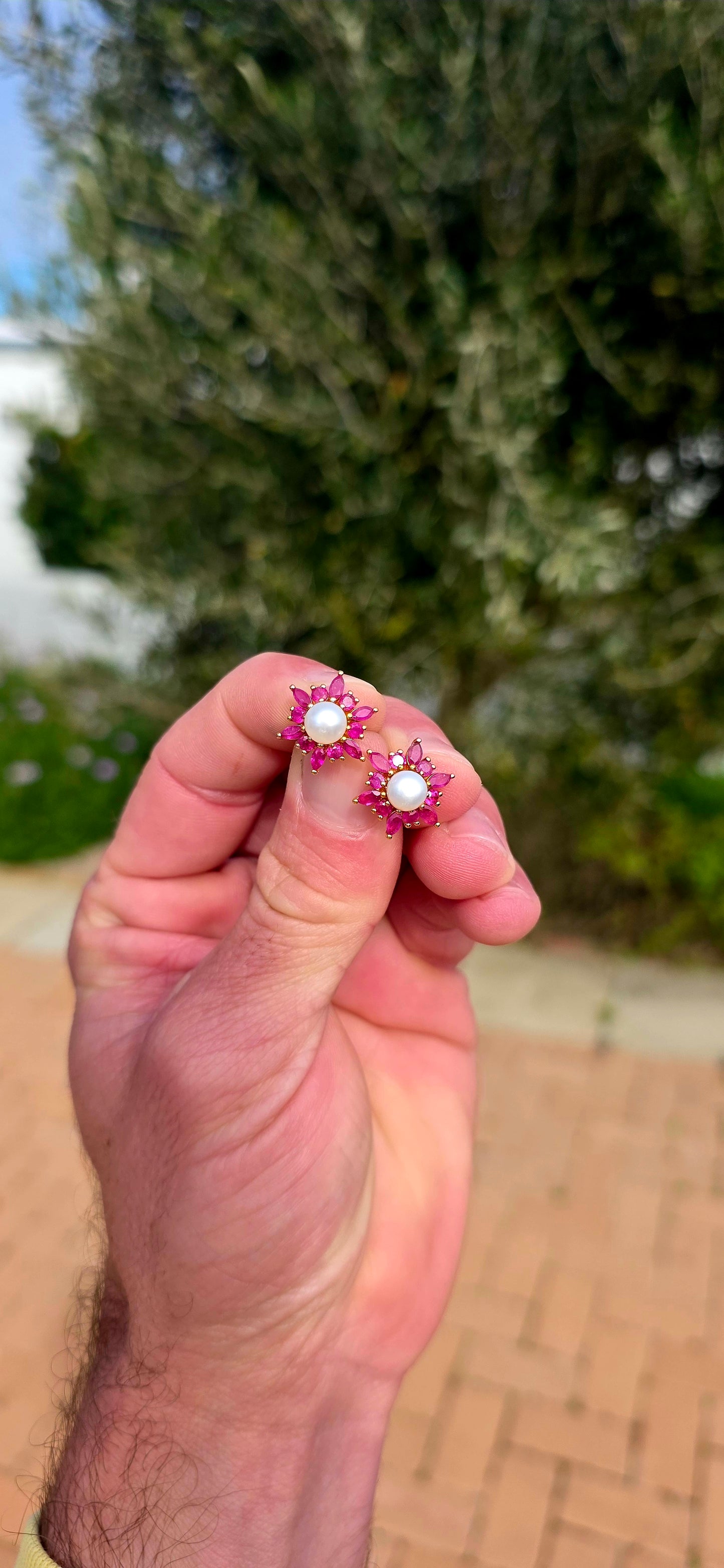 Bold, romantic, and effortlessly elegant... these sterling silver stud earrings have been beautifully finished in rich 18ct yellow gold plating and designed as enchanting floral starbursts.