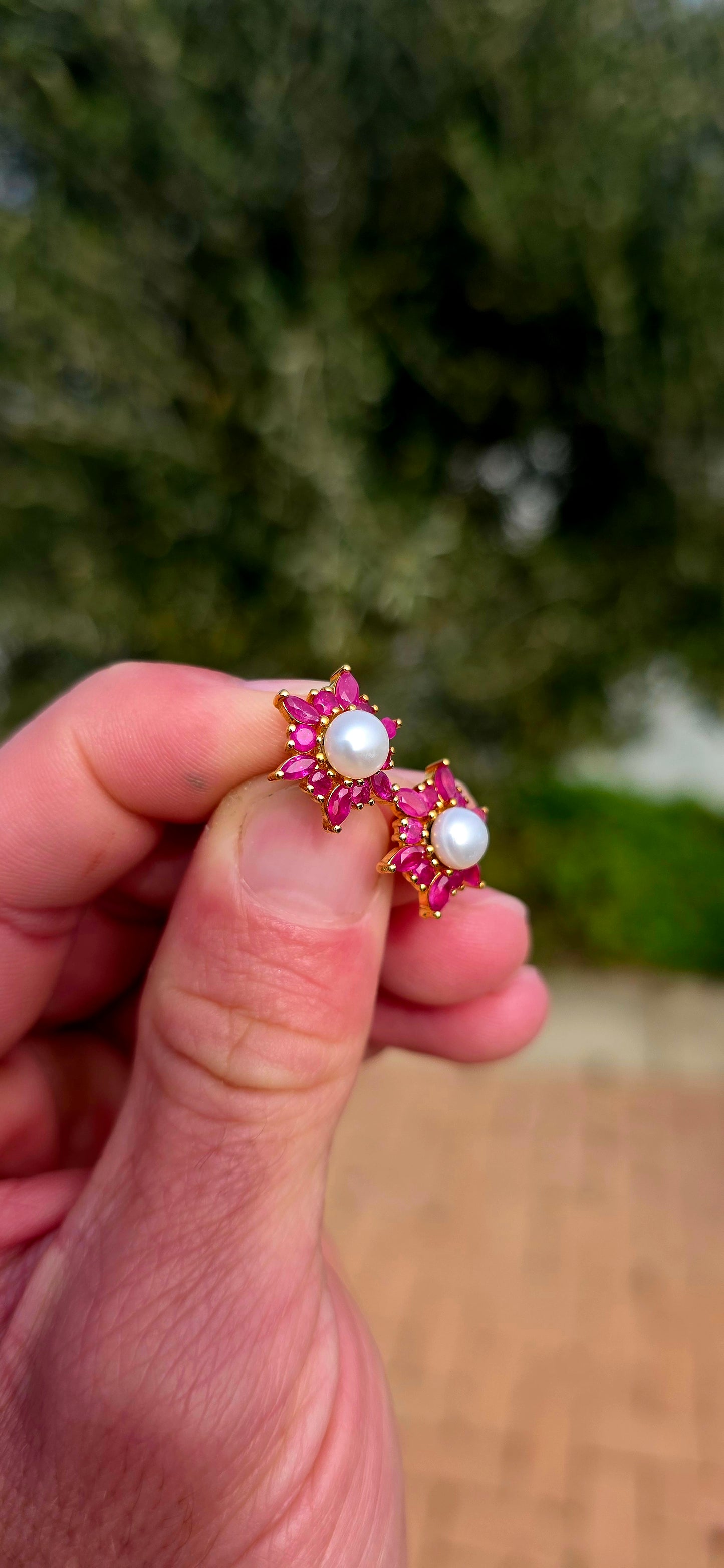 Bold, romantic, and effortlessly elegant... these sterling silver stud earrings have been beautifully finished in rich 18ct yellow gold plating and designed as enchanting floral starbursts.
