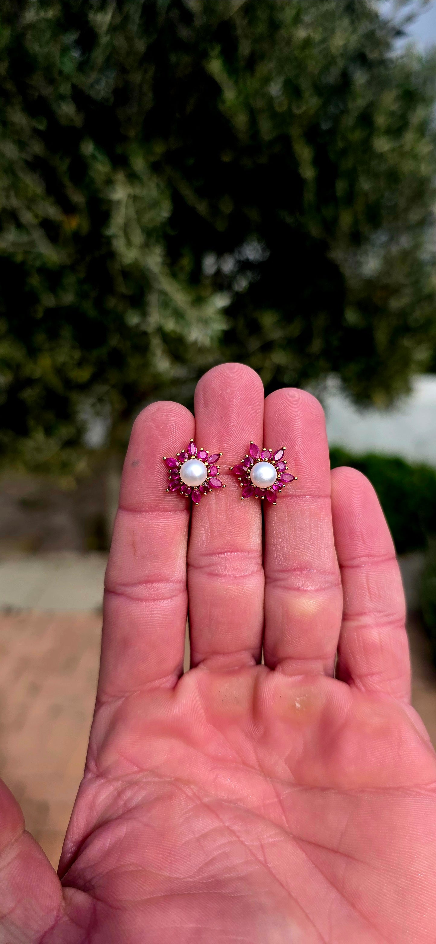 Bold, romantic, and effortlessly elegant... these sterling silver stud earrings have been beautifully finished in rich 18ct yellow gold plating and designed as enchanting floral starbursts.