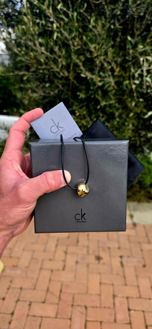 Minimalist, sculptural and unmistakably Calvin Klein... this striking vintage designer necklace perfectly captures the clean, architectural aesthetic that made CK jewellery so iconic.