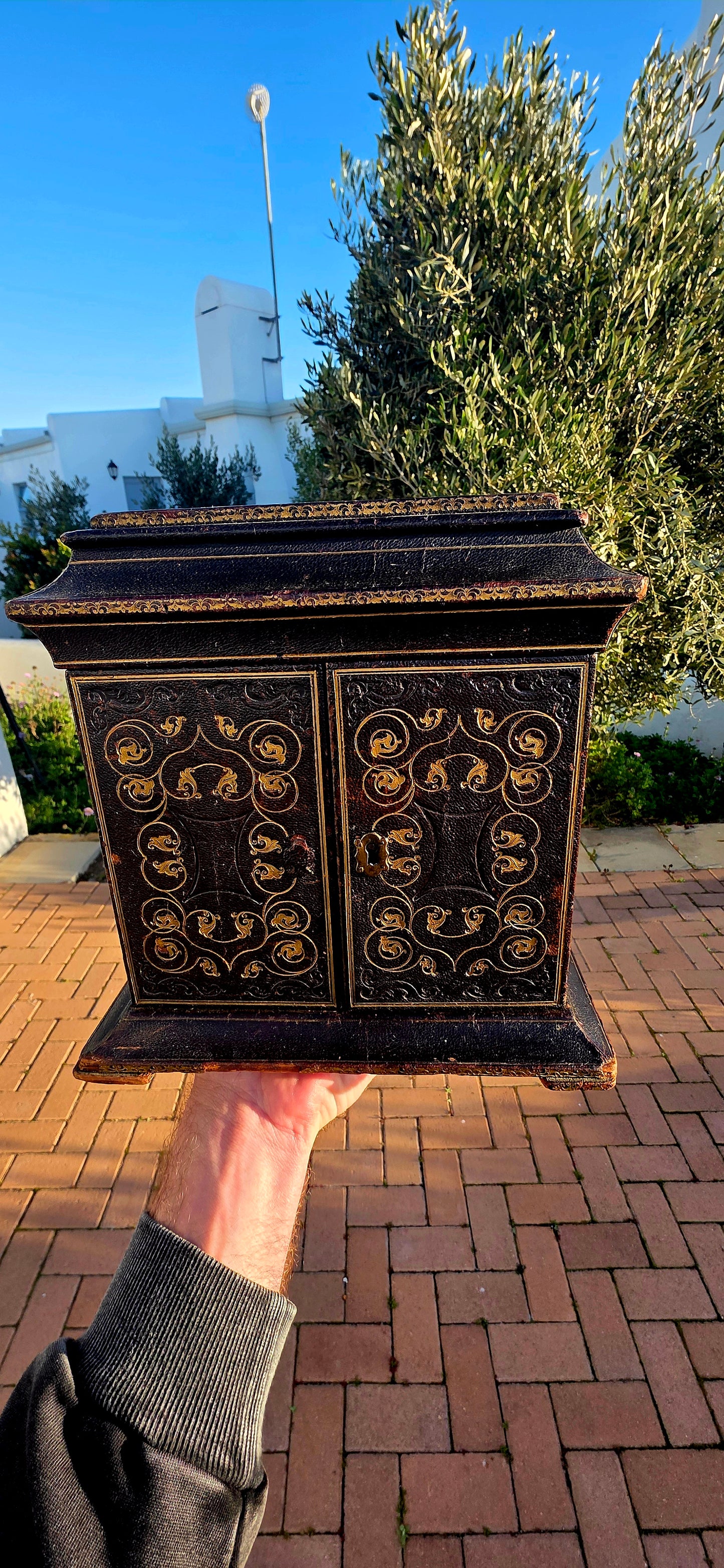 Some antiques are simply functional... while others tell the story of centuries gone by. This extremely rare and generously proportioned 18th-century gilt-tooled leather campaign box is one such survivor!