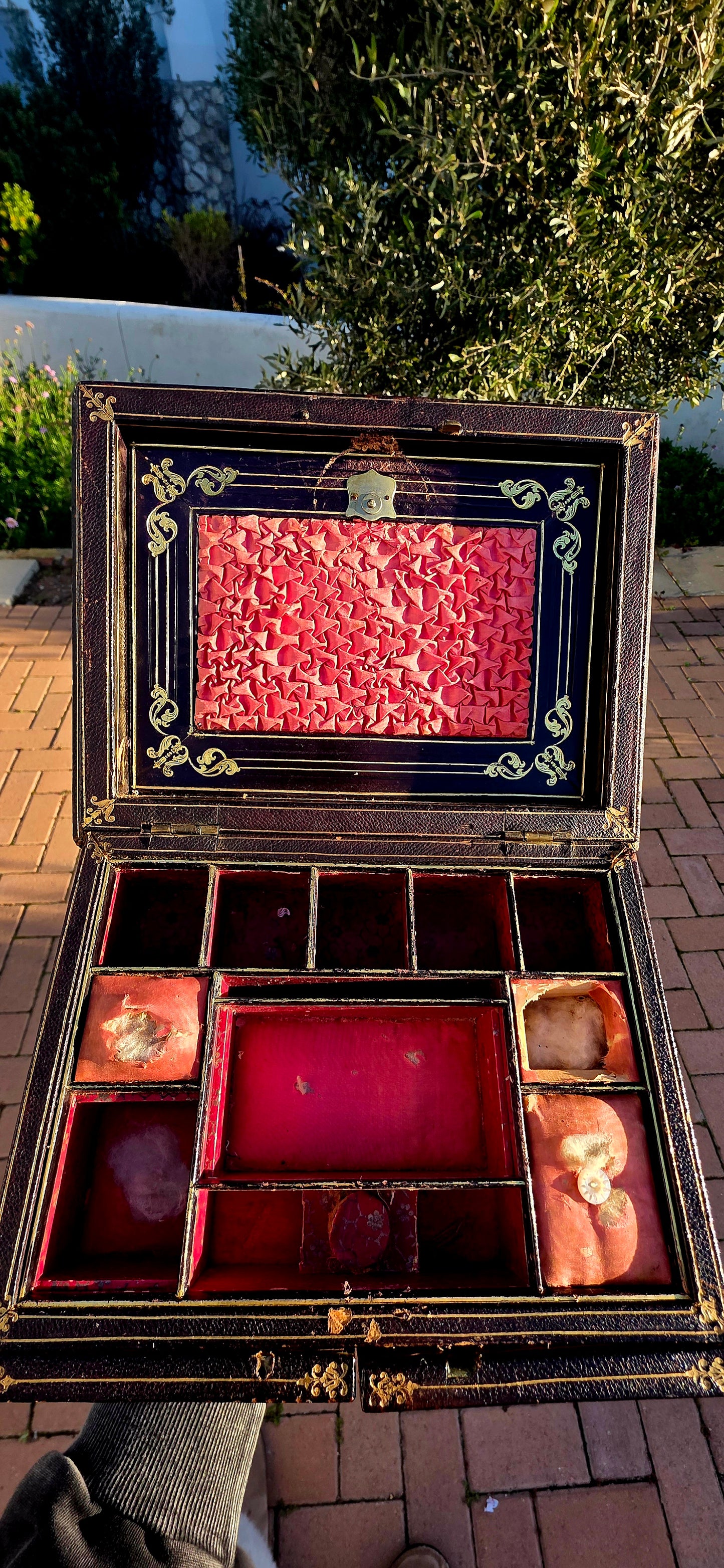 Some antiques are simply functional... while others tell the story of centuries gone by. This extremely rare and generously proportioned 18th-century gilt-tooled leather campaign box is one such survivor!
