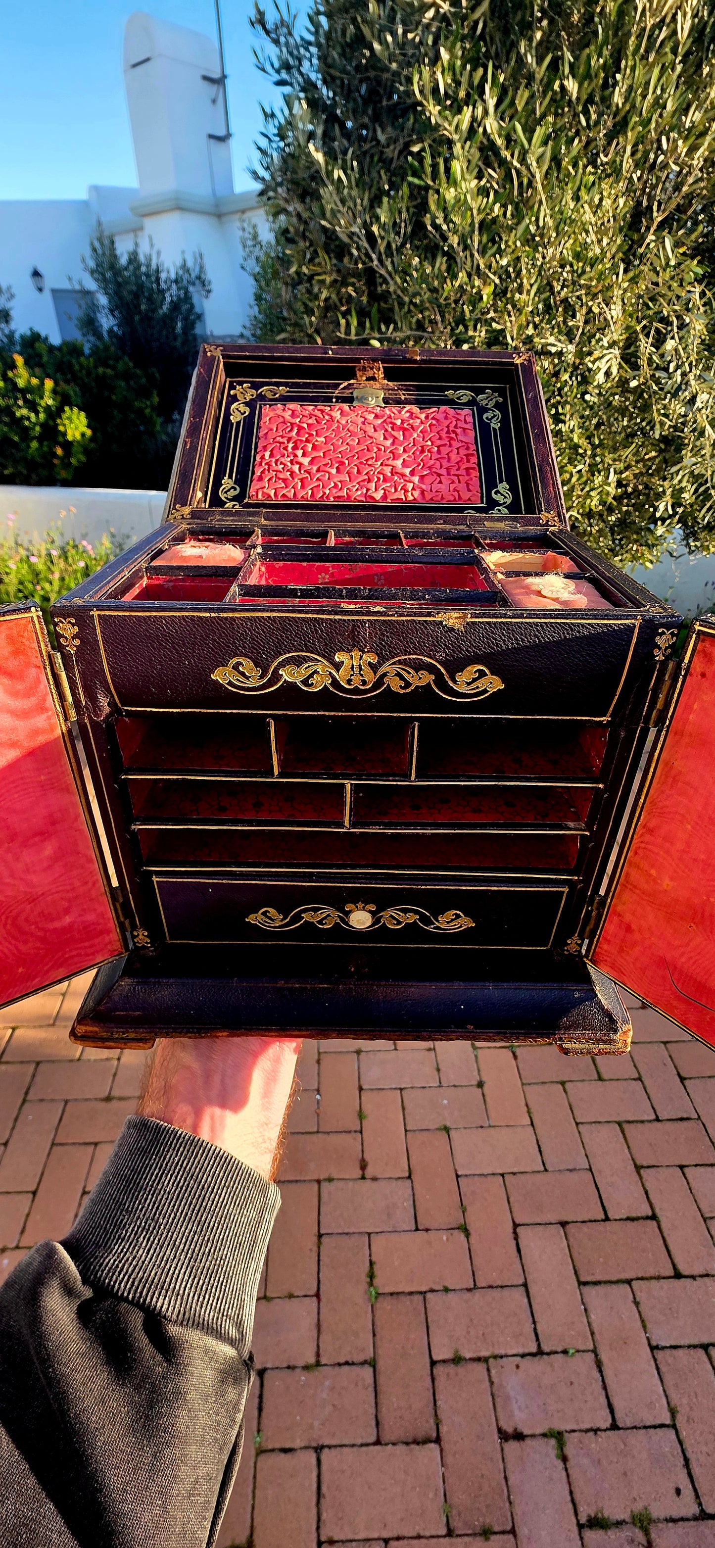 Some antiques are simply functional... while others tell the story of centuries gone by. This extremely rare and generously proportioned 18th-century gilt-tooled leather campaign box is one such survivor!