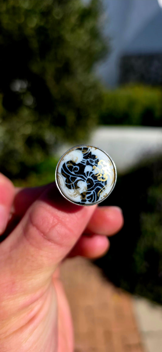 This striking vintage 1970s Mid-Century Modern sterling silver ring, produced by the historic Porsgrund porcelain factory of Norway, beautifully captures the clean lines, artistic expression, and elegance that made Nordic design famous around the world.