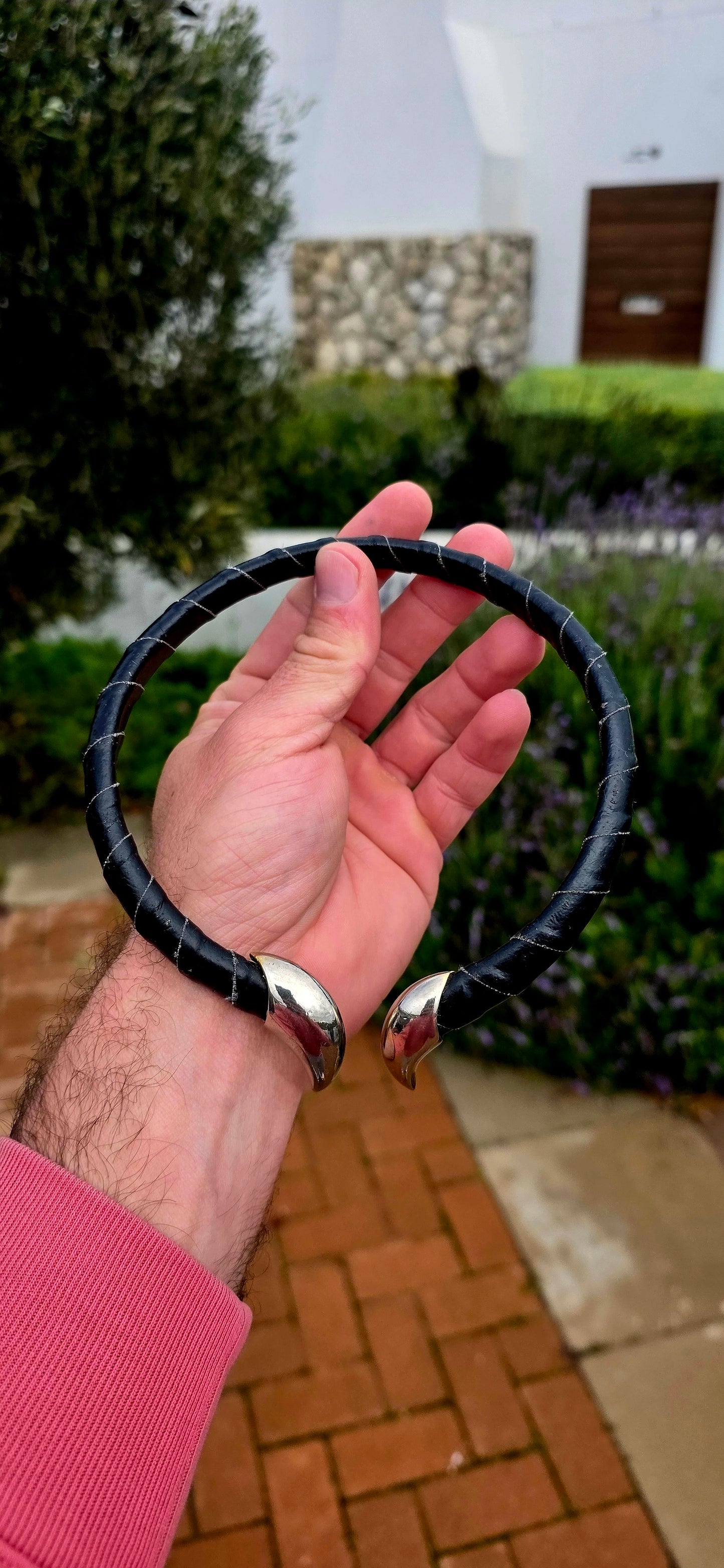 Ohhhh this one is PURE 1980s DRAMA! Bold, sculptural and unapologetically fabulous... this vintage Italian designer costume choker by Rutino has serious Maleficent vibes with its dramatic black-and-gold combination and horn-like terminals.