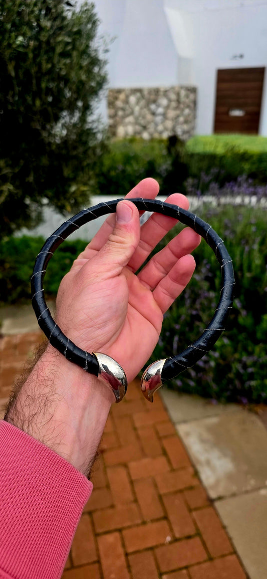Ohhhh this one is PURE 1980s DRAMA! Bold, sculptural and unapologetically fabulous... this vintage Italian designer costume choker by Rutino has serious Maleficent vibes with its dramatic black-and-gold combination and horn-like terminals.