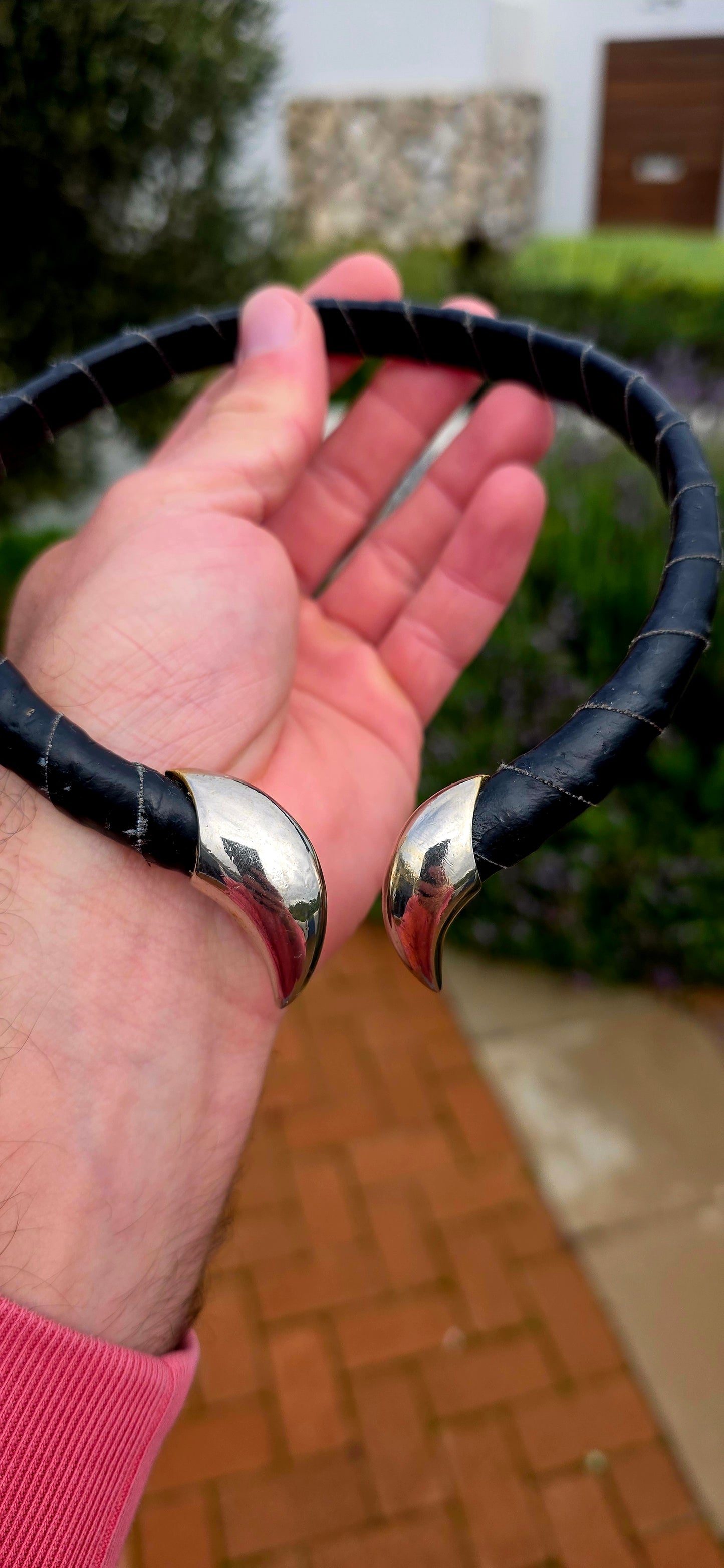 Ohhhh this one is PURE 1980s DRAMA! Bold, sculptural and unapologetically fabulous... this vintage Italian designer costume choker by Rutino has serious Maleficent vibes with its dramatic black-and-gold combination and horn-like terminals.