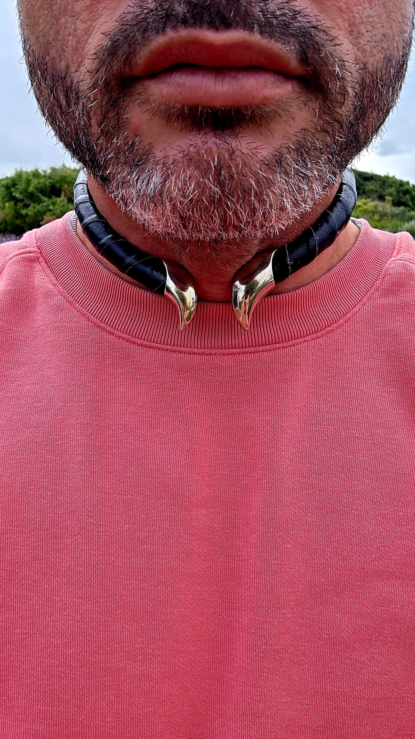 Ohhhh this one is PURE 1980s DRAMA! Bold, sculptural and unapologetically fabulous... this vintage Italian designer costume choker by Rutino has serious Maleficent vibes with its dramatic black-and-gold combination and horn-like terminals.