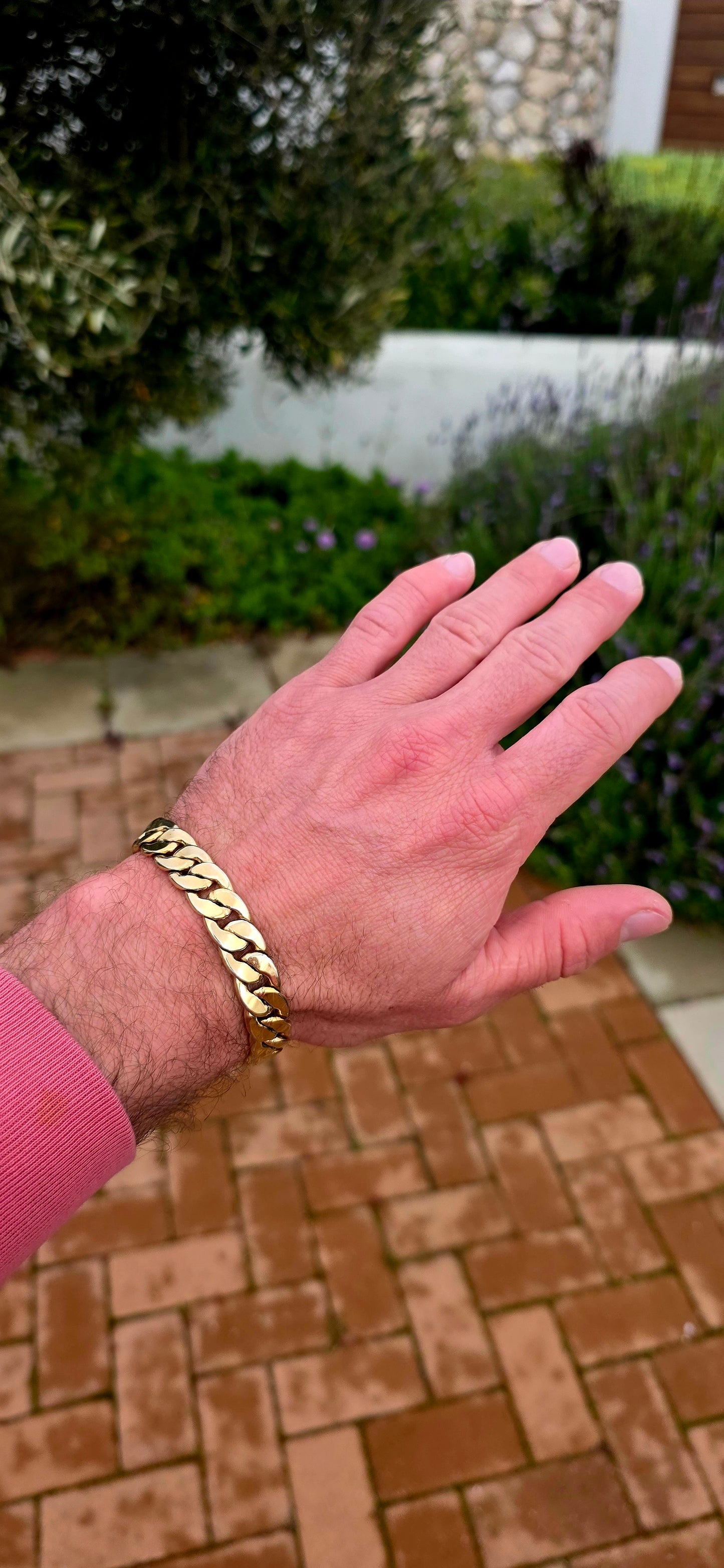 This fabulous vintage Italian designer costume bracelet by Bijoux Cascio is a classical statement piece that celebrates the golden era of power dressing.