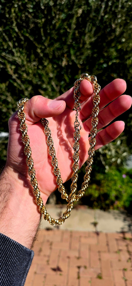 This beautiful vintage costume necklace features an extra-long interlocking rope-style chain, richly finished in warm yellow gold plating.