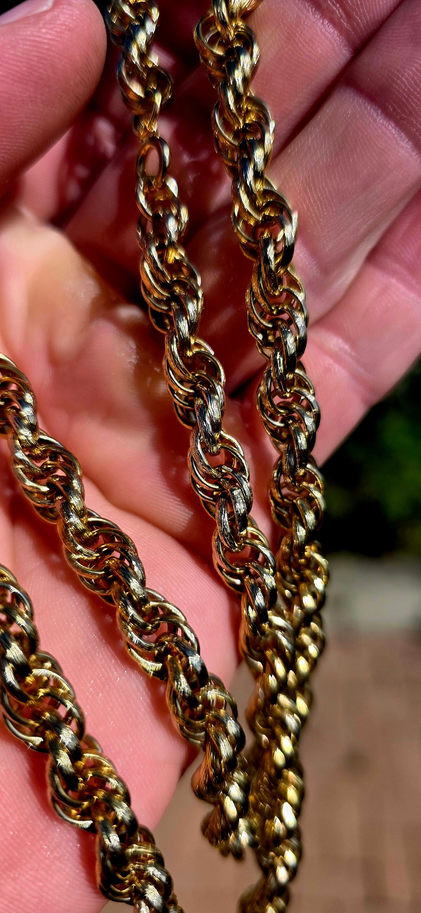 This beautiful vintage costume necklace features an extra-long interlocking rope-style chain, richly finished in warm yellow gold plating.