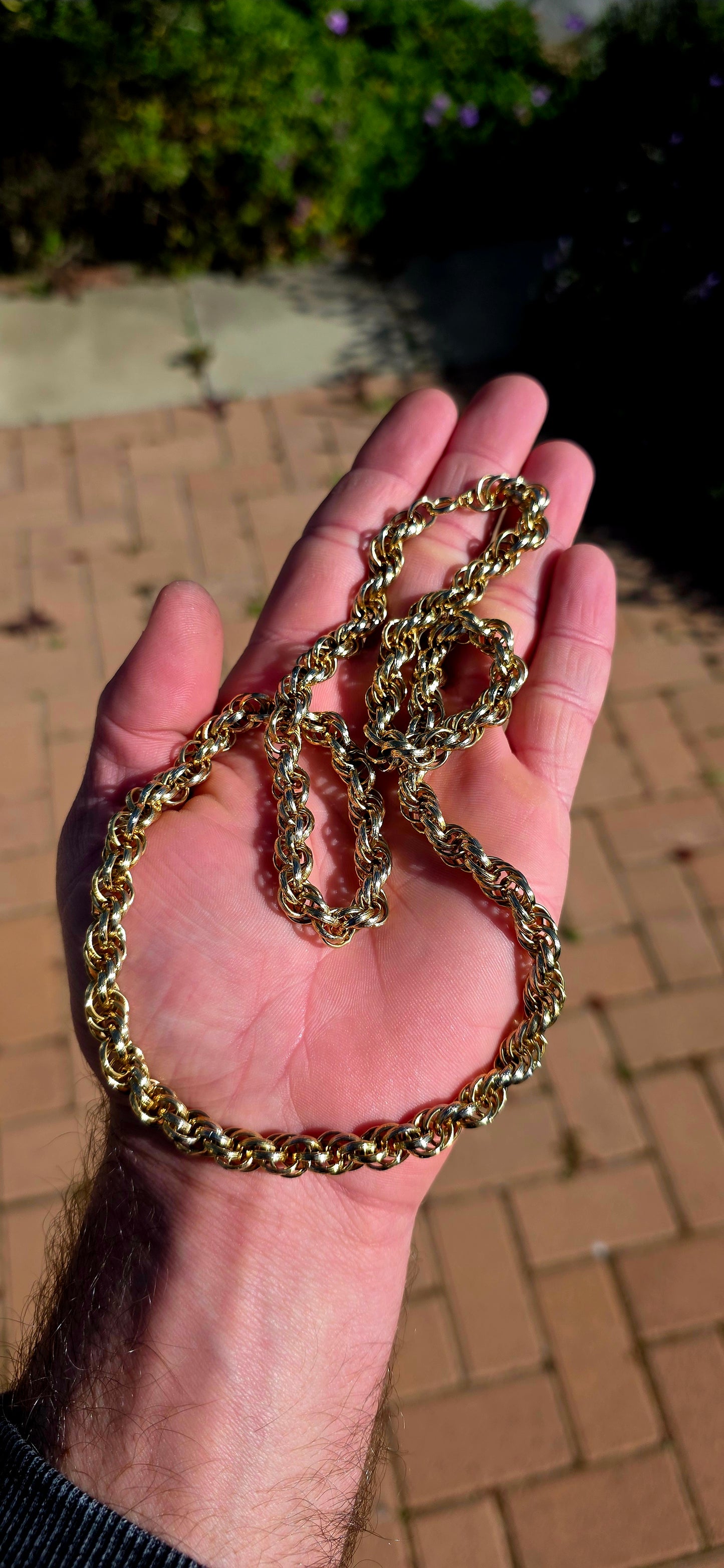 This beautiful vintage costume necklace features an extra-long interlocking rope-style chain, richly finished in warm yellow gold plating.