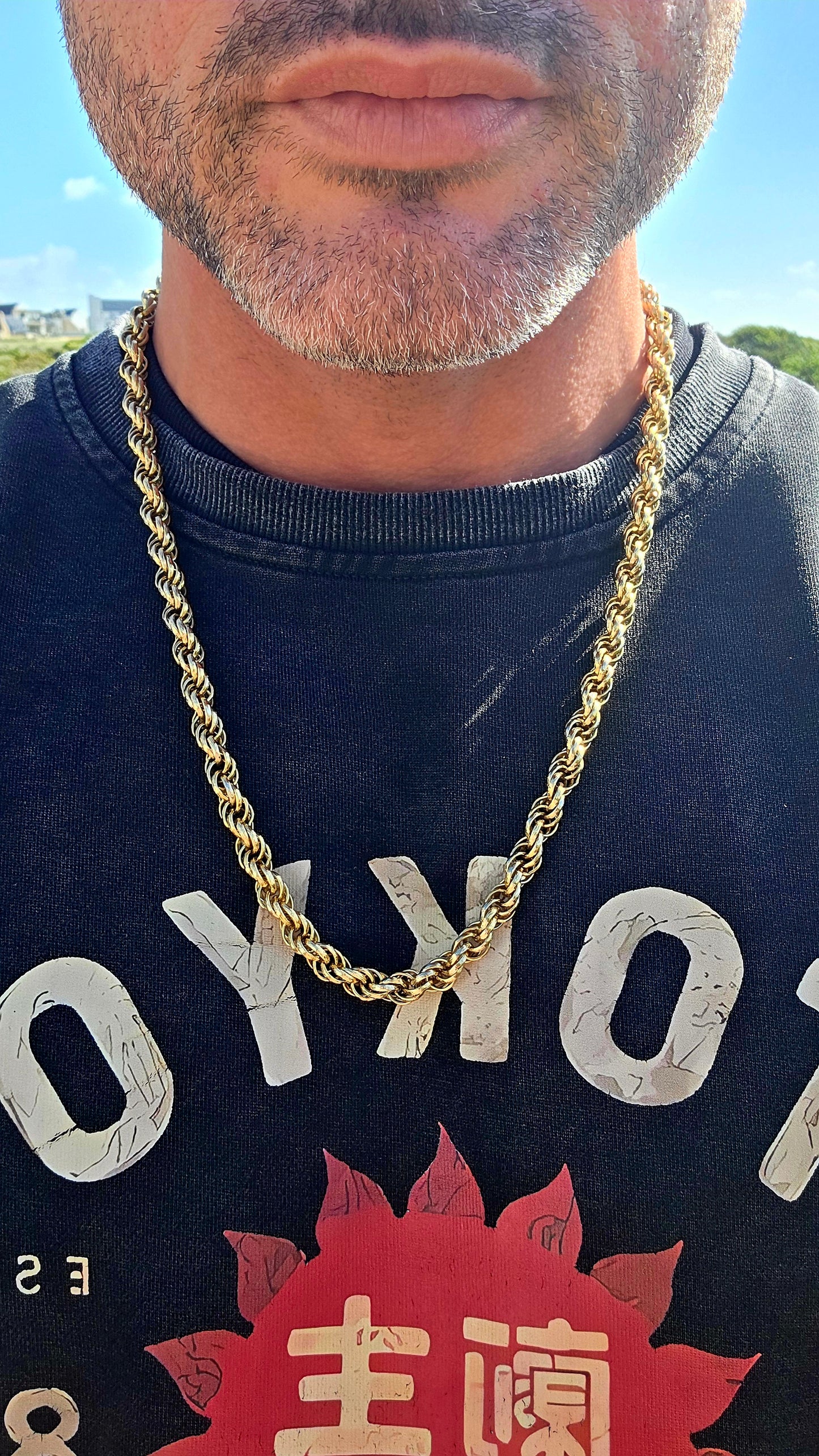 This beautiful vintage costume necklace features an extra-long interlocking rope-style chain, richly finished in warm yellow gold plating.