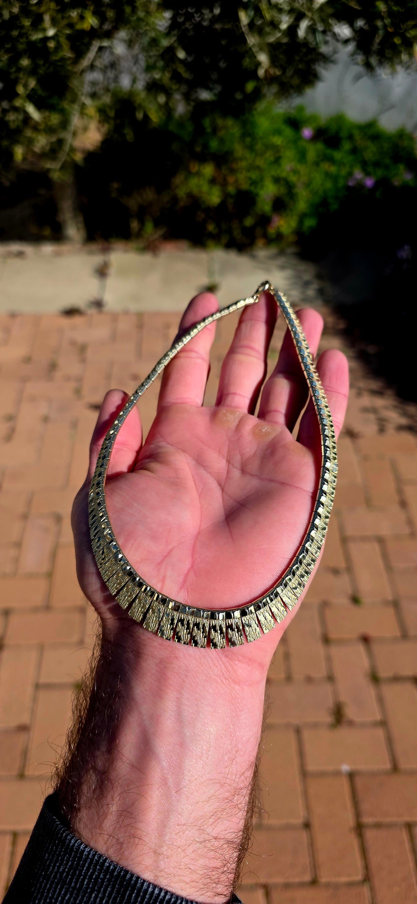 Such a fabulous piece of 1960s German vintage jewellery! This beautiful Amerikaner rolled-gold necklace is designed in the classic Cleopatra/collar style, sitting elegantly around the base of the neck.