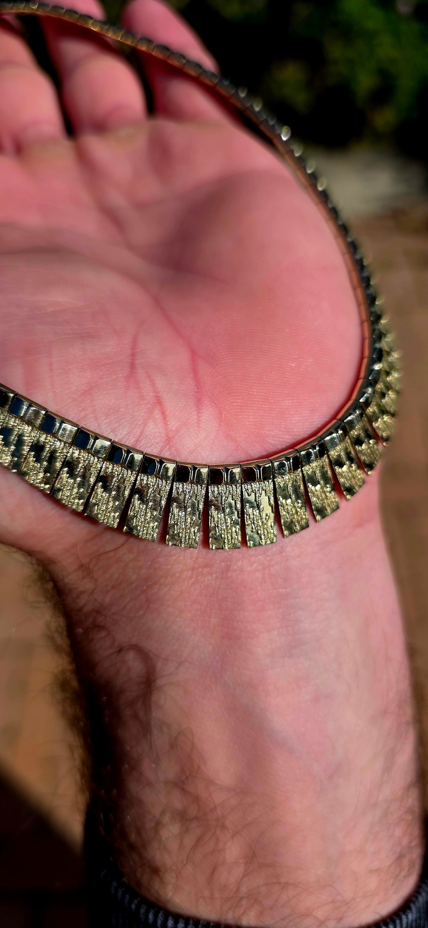 Such a fabulous piece of 1960s German vintage jewellery! This beautiful Amerikaner rolled-gold necklace is designed in the classic Cleopatra/collar style, sitting elegantly around the base of the neck.