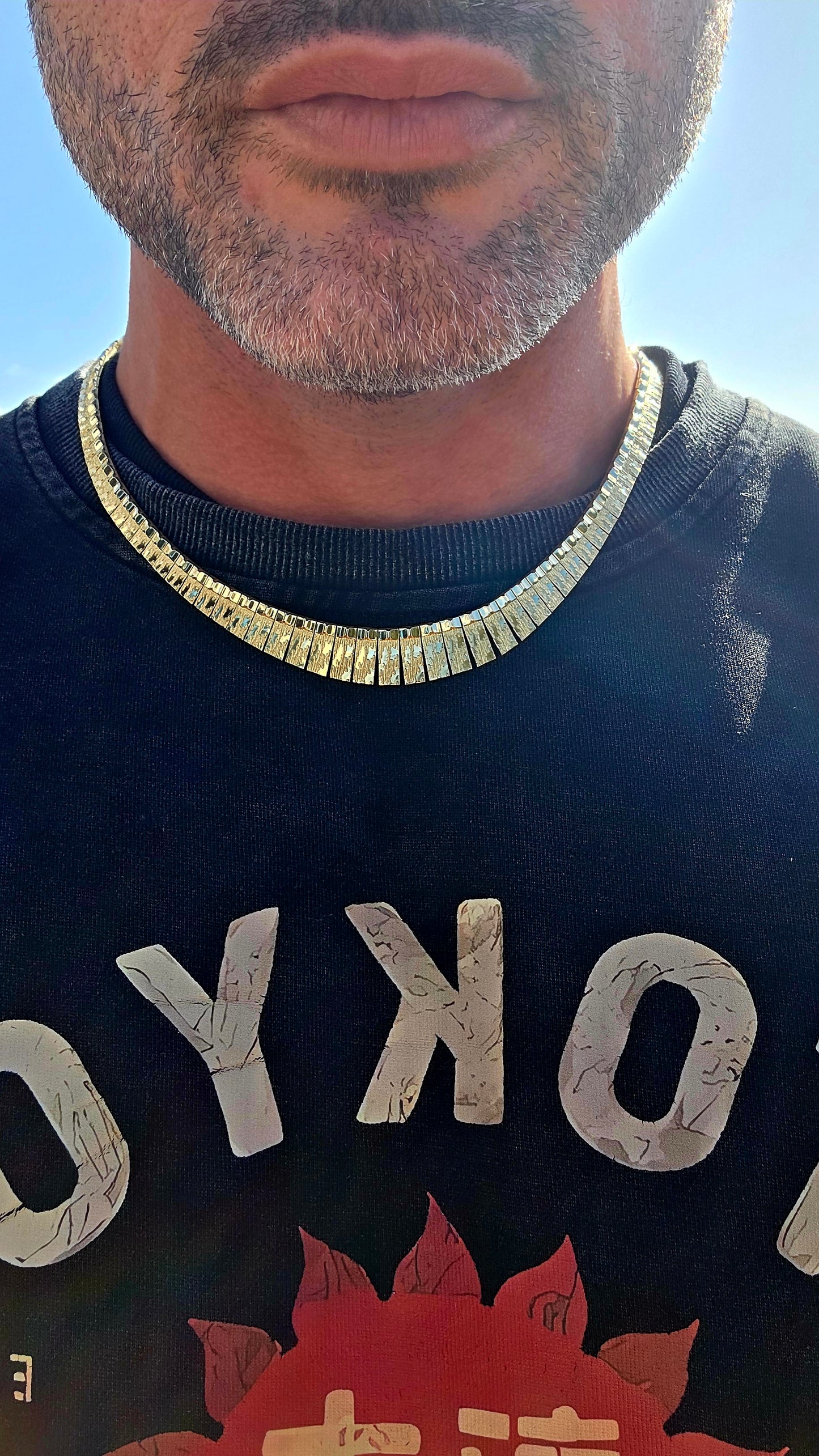 Such a fabulous piece of 1960s German vintage jewellery! This beautiful Amerikaner rolled-gold necklace is designed in the classic Cleopatra/collar style, sitting elegantly around the base of the neck.