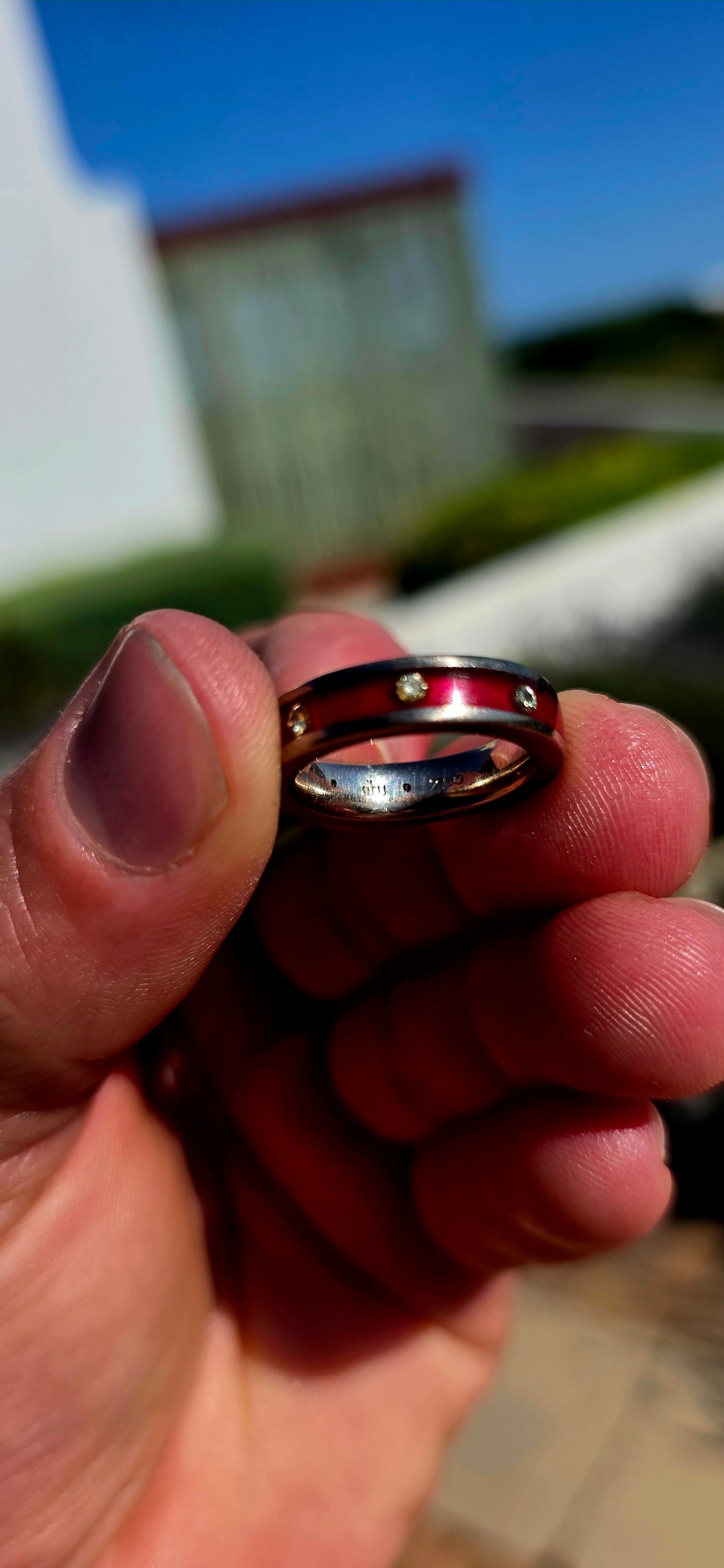 Now THIS is seriously cool!! An incredibly unusual South African designer full-eternity stacking ring by Situ, combining precious 18ct gold and diamonds with bold contemporary materials in a design that feels wonderfully modern and completely different.