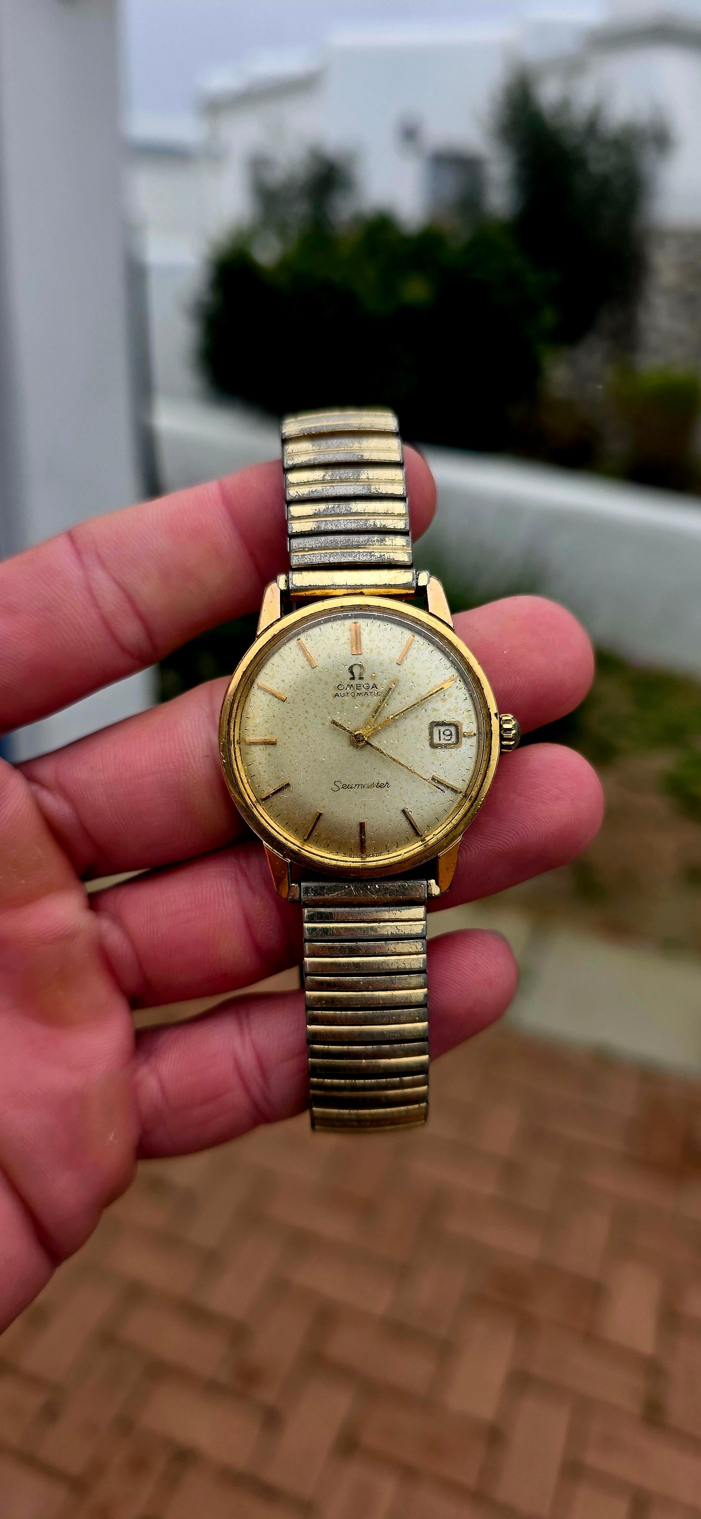 Now here’s a fabulous old boy with plenty of life left in him!  A genuine vintage Omega Seamaster Automatic, featuring a classic gold-plated case, champagne/silver-toned dial, applied baton hour markers, sweep seconds hand and date window at 3 o’clock.