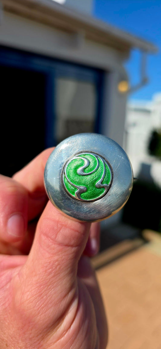 A fabulous antique Edwardian sterling silver brooch, dating to circa 1909 and attributed by its hallmarks to the highly regarded British silversmith John Wilcox.