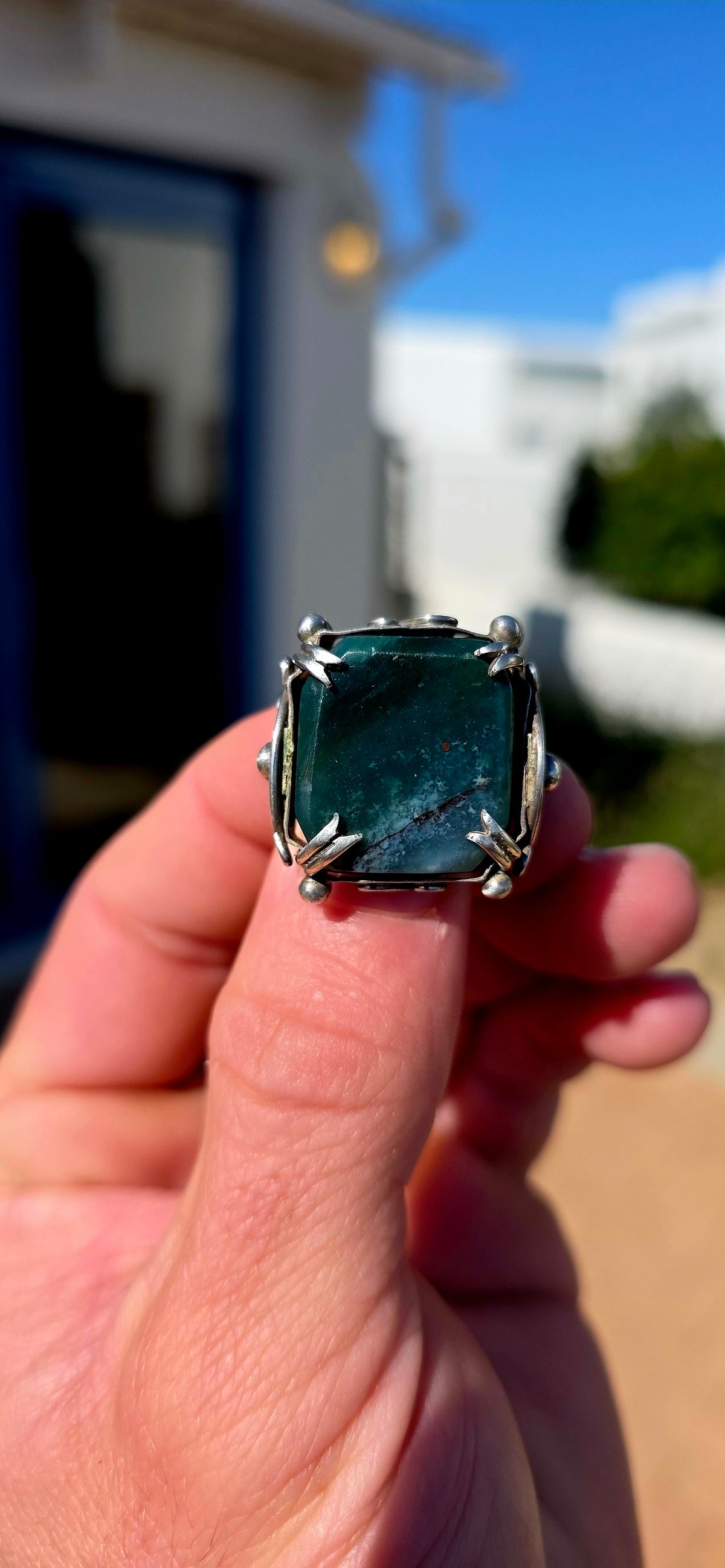 Dating to the Edwardian era, circa 1900–1910, this beautifully handcrafted brooch is fashioned in sterling silver and centres around a generously sized rectangular natural bloodstone agate cabochon.