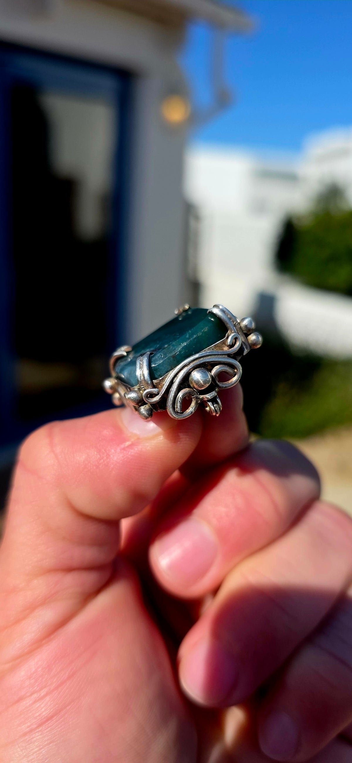 Dating to the Edwardian era, circa 1900–1910, this beautifully handcrafted brooch is fashioned in sterling silver and centres around a generously sized rectangular natural bloodstone agate cabochon.