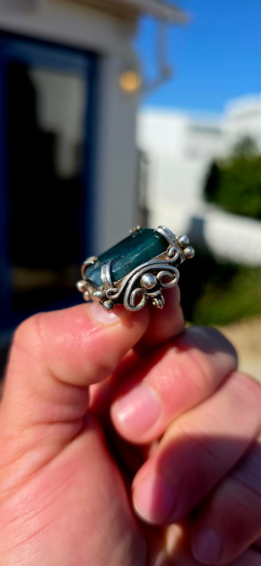 Dating to the Edwardian era, circa 1900–1910, this beautifully handcrafted brooch is fashioned in sterling silver and centres around a generously sized rectangular natural bloodstone agate cabochon.