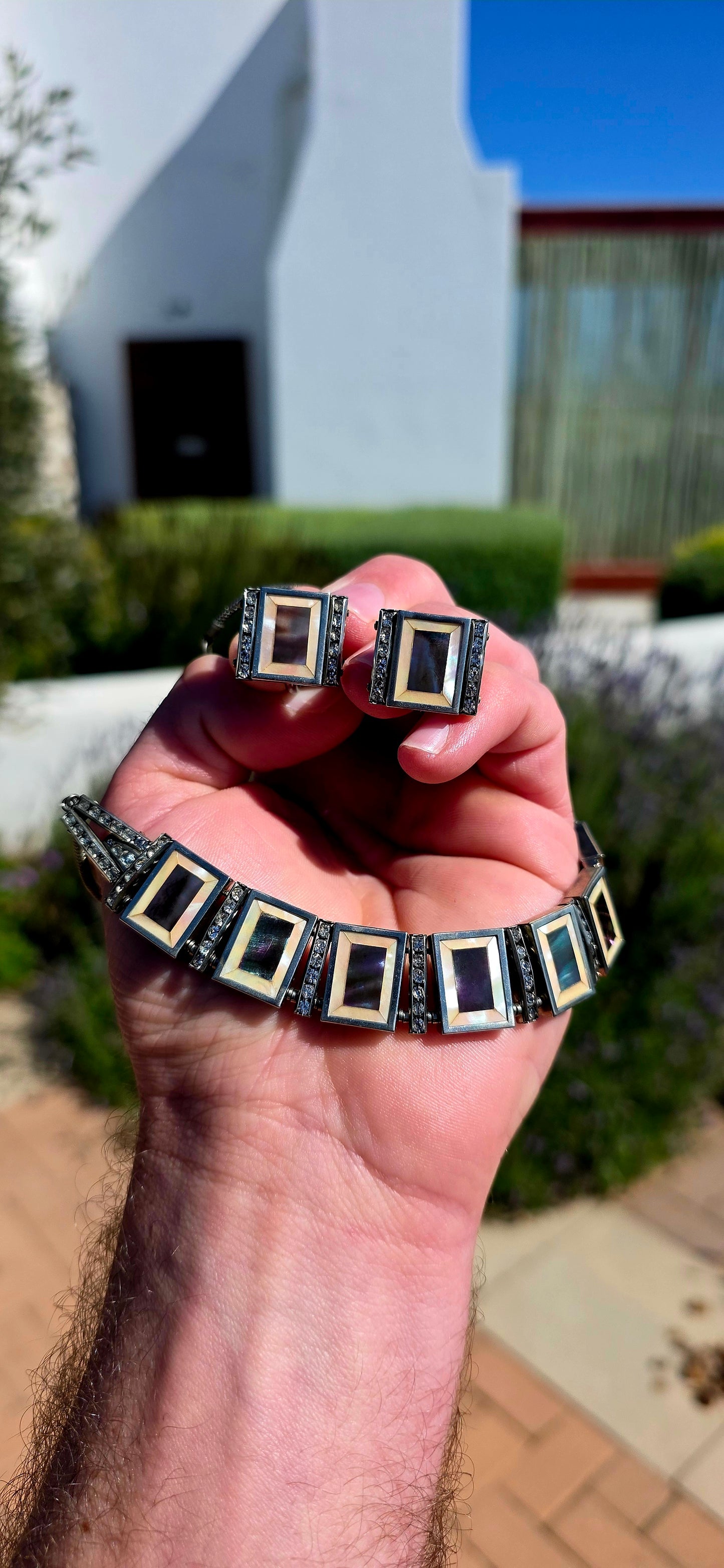 Now THIS is pure Art Deco glamour! An absolutely fabulous and increasingly difficult-to-find circa 1930s costume jewellery suite, consisting of a dramatic geometric panel collar necklace together with its matching clip-on earrings.