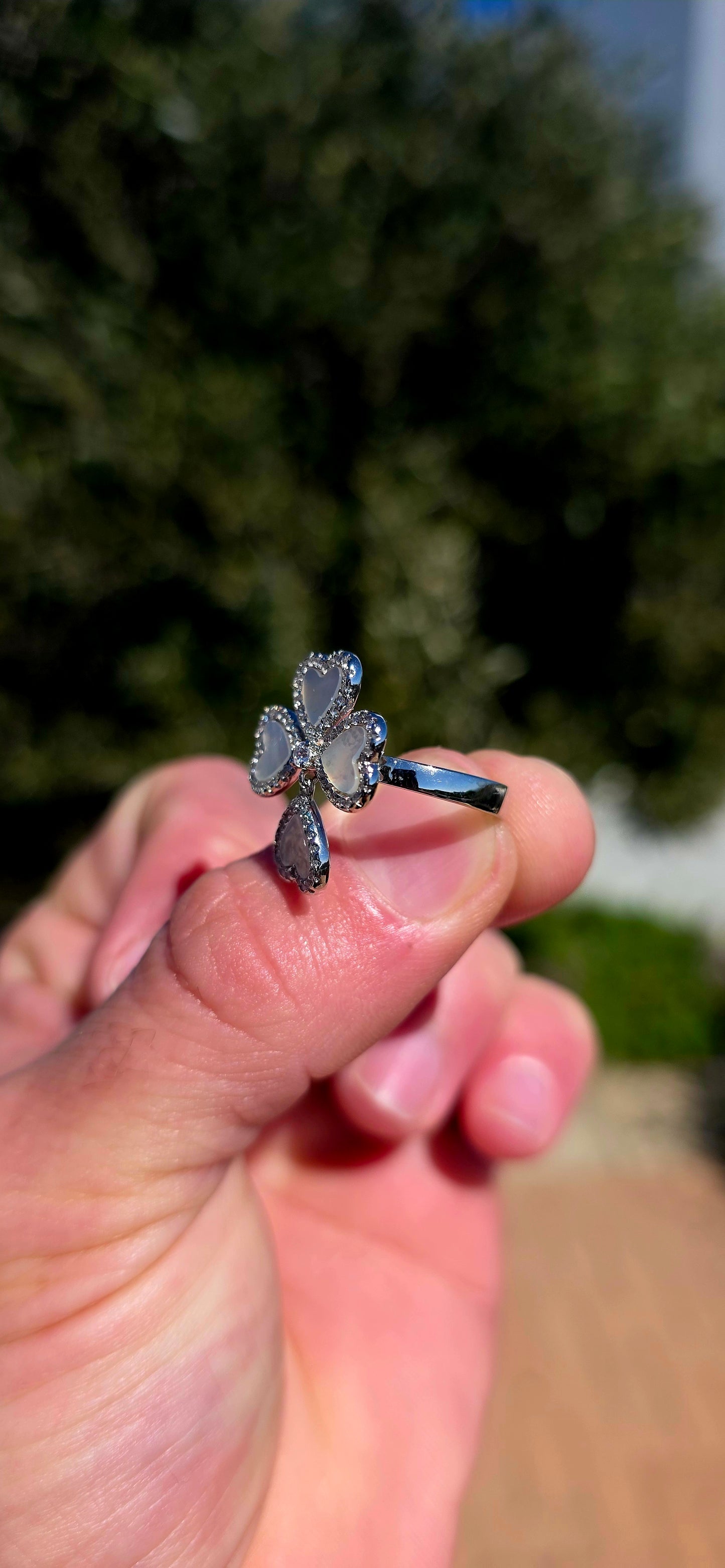 Playful, feminine and just a little bit whimsical! This gorgeous sterling silver ring takes the classic lucky four-leaf clover and gives it a beautifully romantic twist.