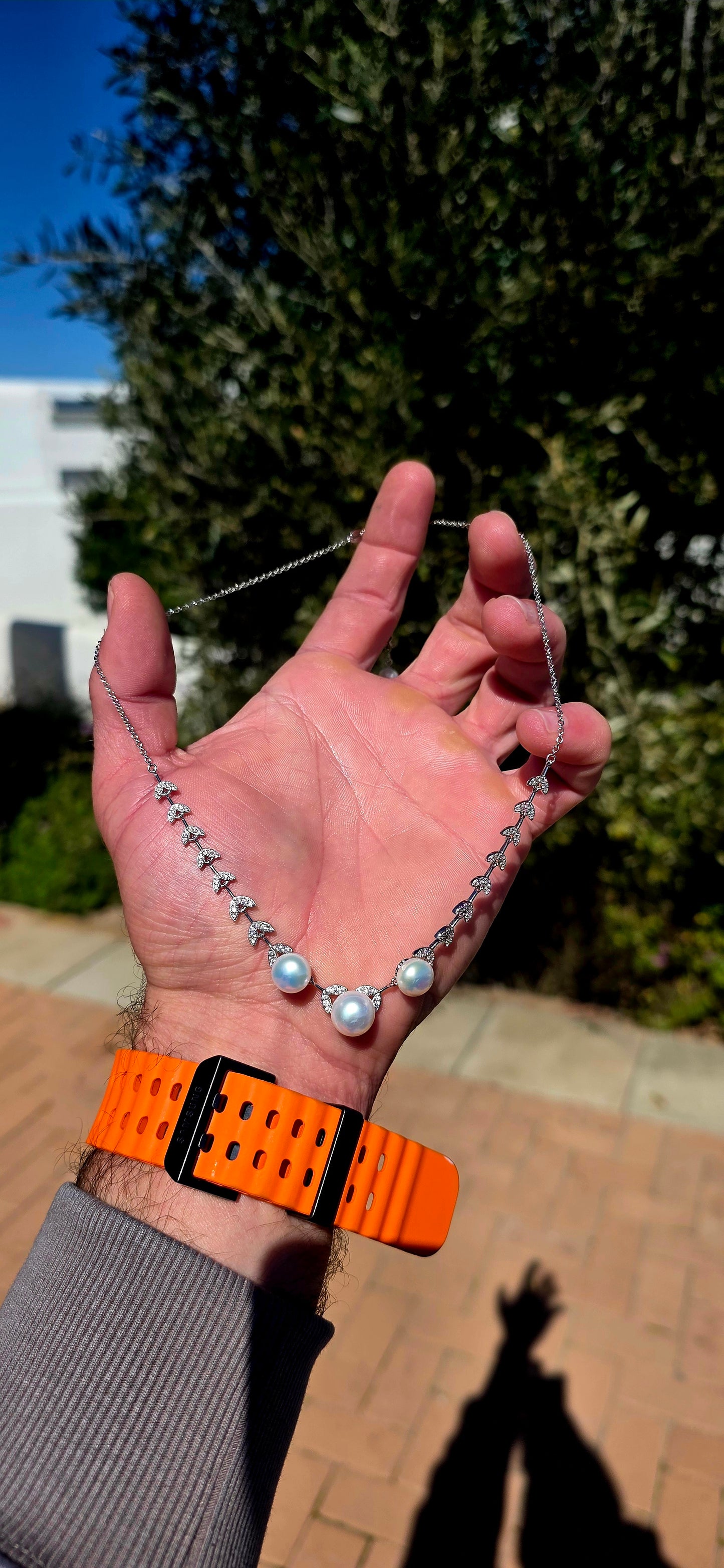 Elegant, feminine and beautifully timeless! This gorgeous Art Deco Revival necklace is crafted in solid sterling silver, combining lustrous freshwater pearls with sparkling, stylised leaf detailing.