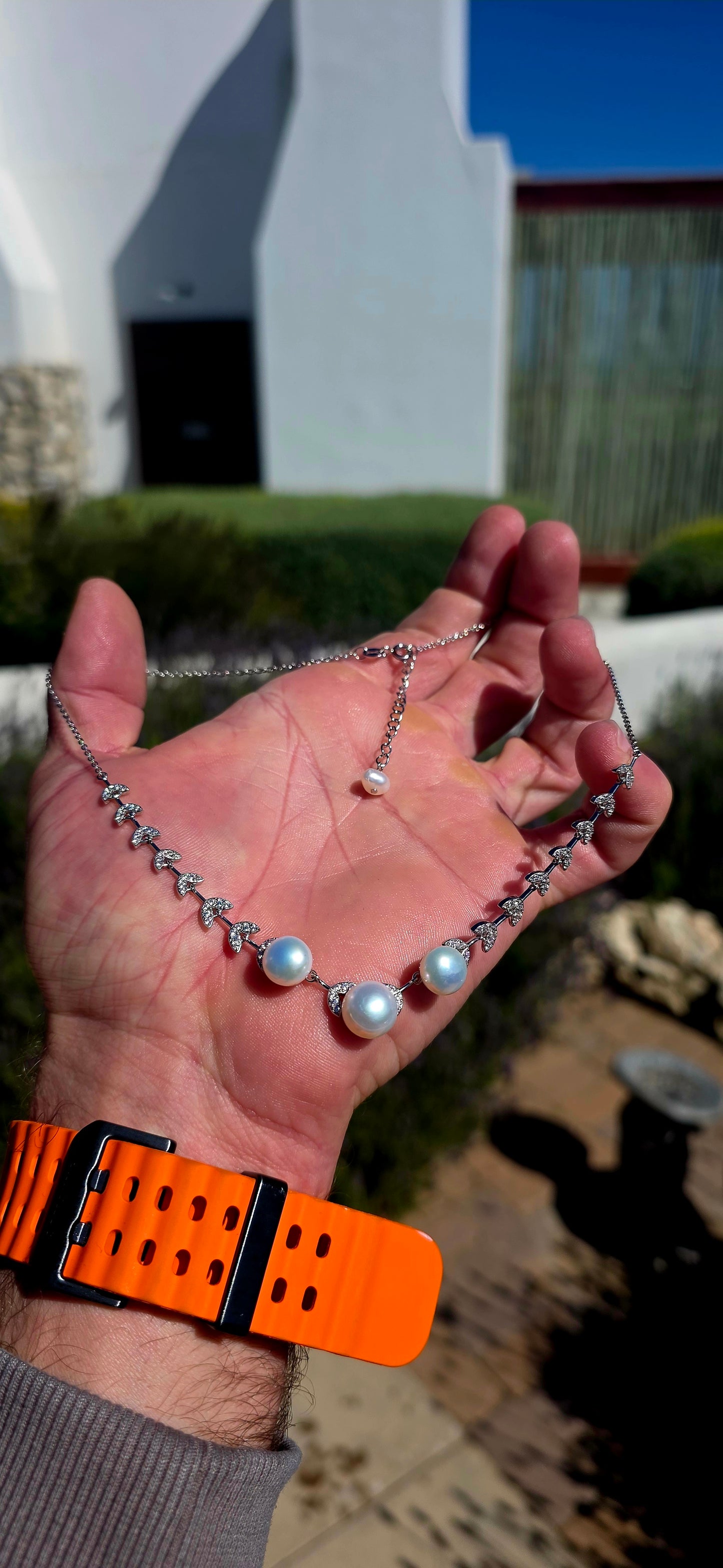 Elegant, feminine and beautifully timeless! This gorgeous Art Deco Revival necklace is crafted in solid sterling silver, combining lustrous freshwater pearls with sparkling, stylised leaf detailing.