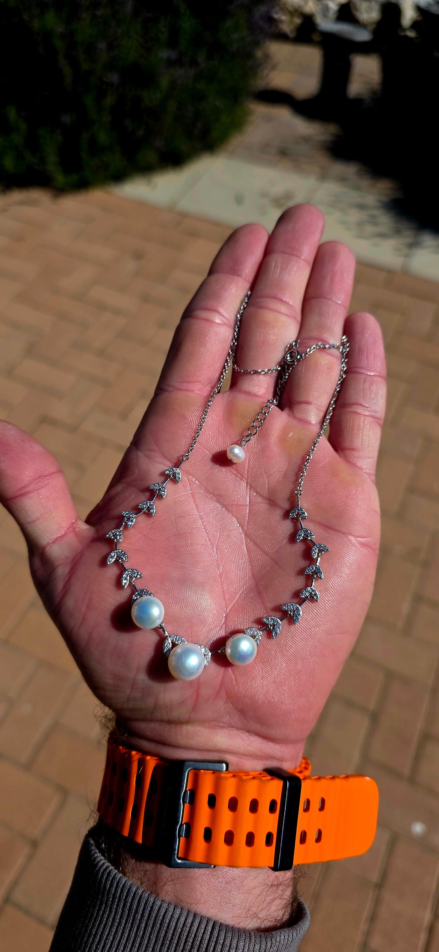 Elegant, feminine and beautifully timeless! This gorgeous Art Deco Revival necklace is crafted in solid sterling silver, combining lustrous freshwater pearls with sparkling, stylised leaf detailing.