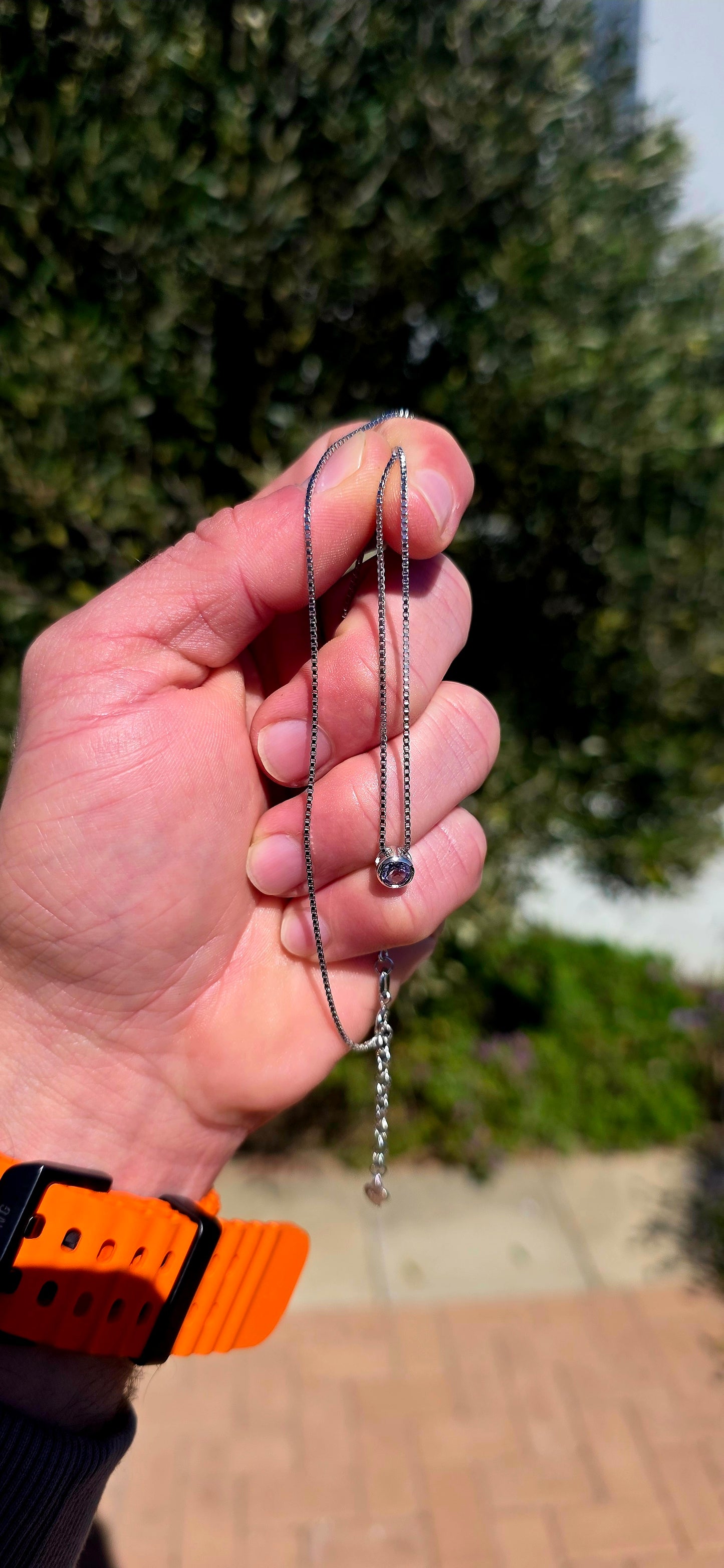 Minimalistic, timeless and beautifully UNISEX — this sterling silver necklace is proof that understated elegance never goes out of style.
Suspended from a fine sterling silver box-link chain is a single round-cut natural tanzanite.