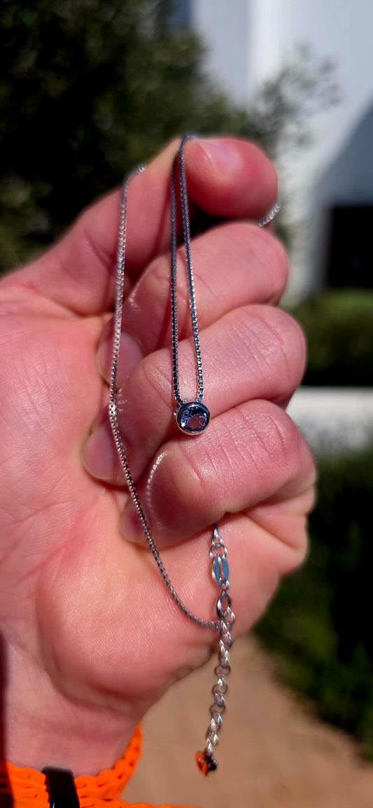 Minimalistic, timeless and beautifully UNISEX — this sterling silver necklace is proof that understated elegance never goes out of style.
Suspended from a fine sterling silver box-link chain is a single round-cut natural tanzanite.